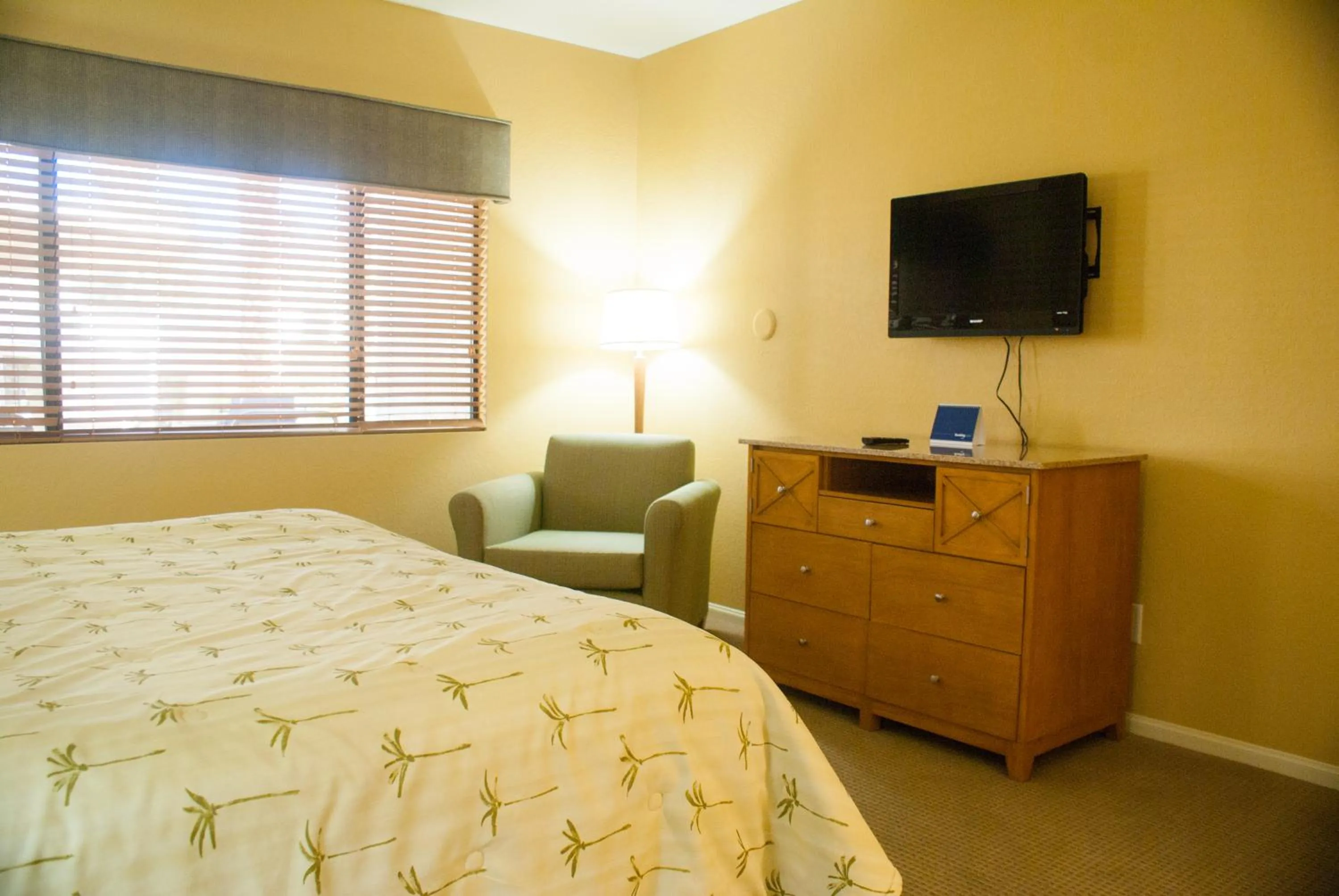 TV and multimedia, Bed in Desert Isle Resort