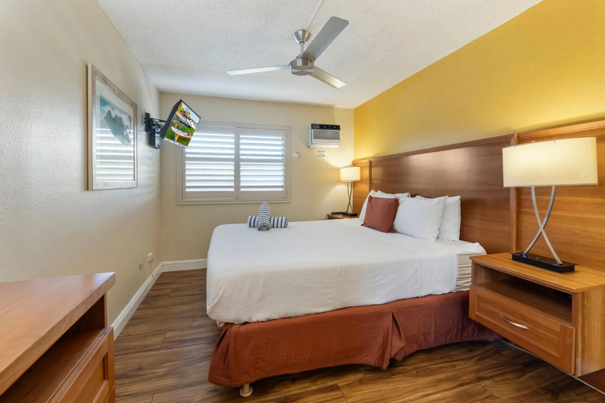 Bedroom, Bed in Maui Sunset