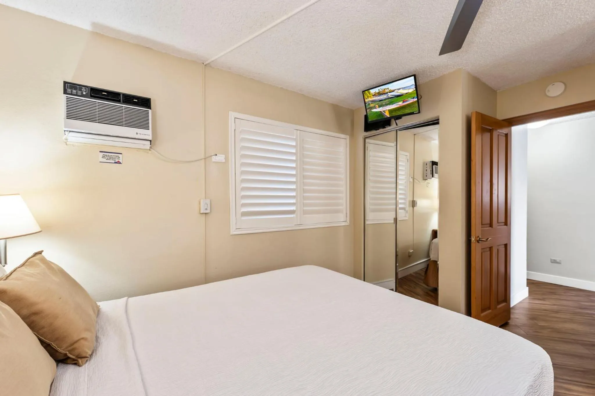 Bedroom, Bed in Maui Sunset
