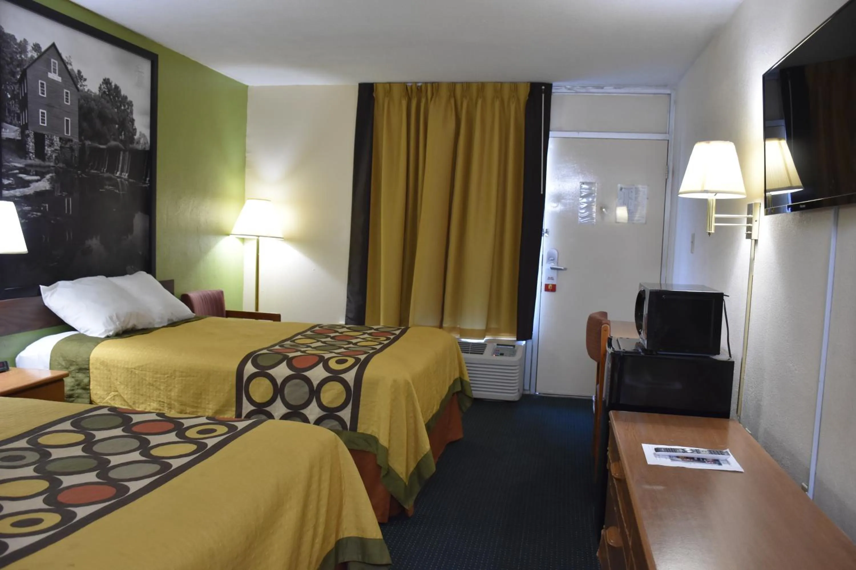 Photo of the whole room, Bed in Super 8 by Wyndham Tifton