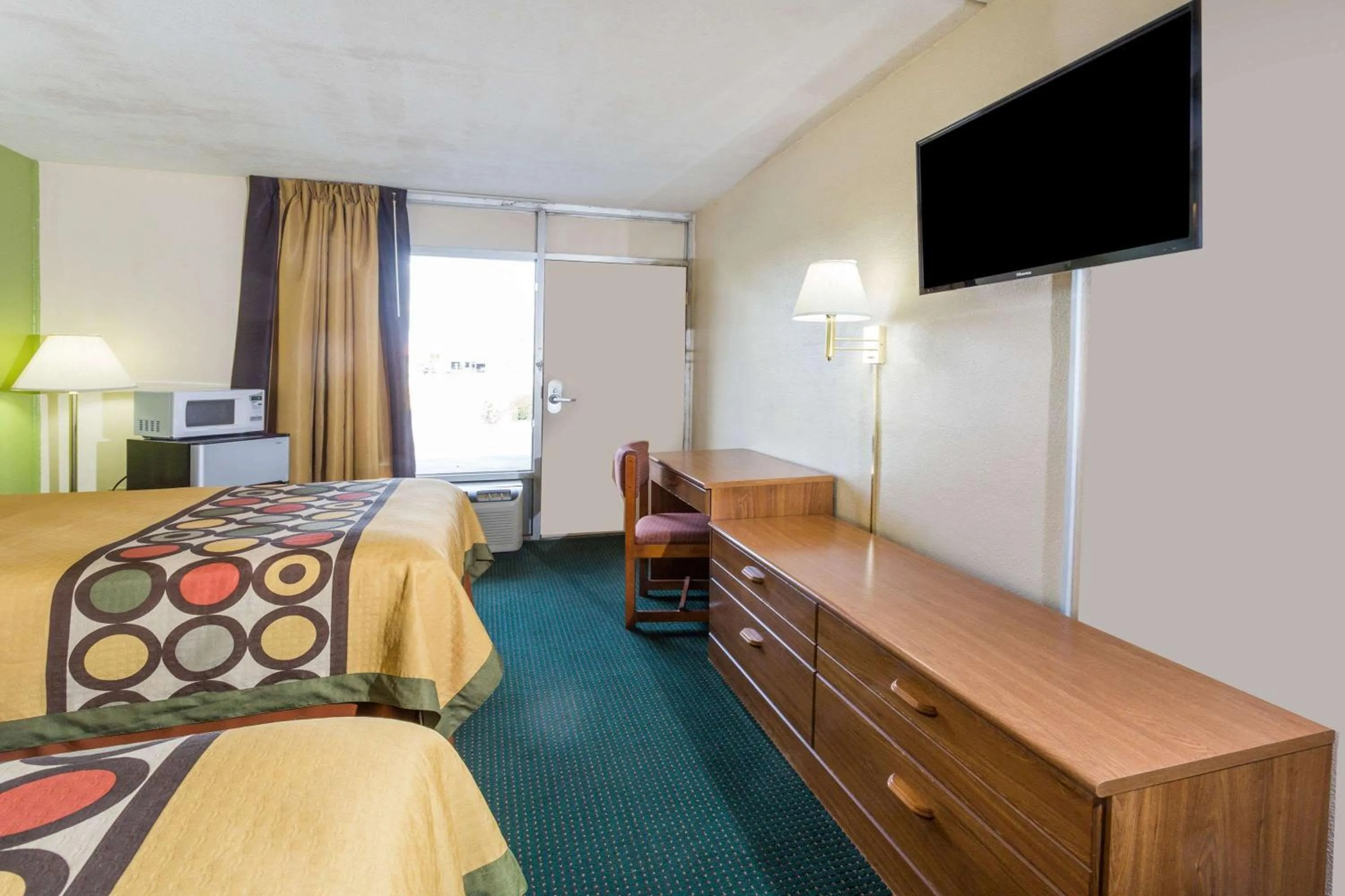 Photo of the whole room, Bed in Super 8 by Wyndham Tifton