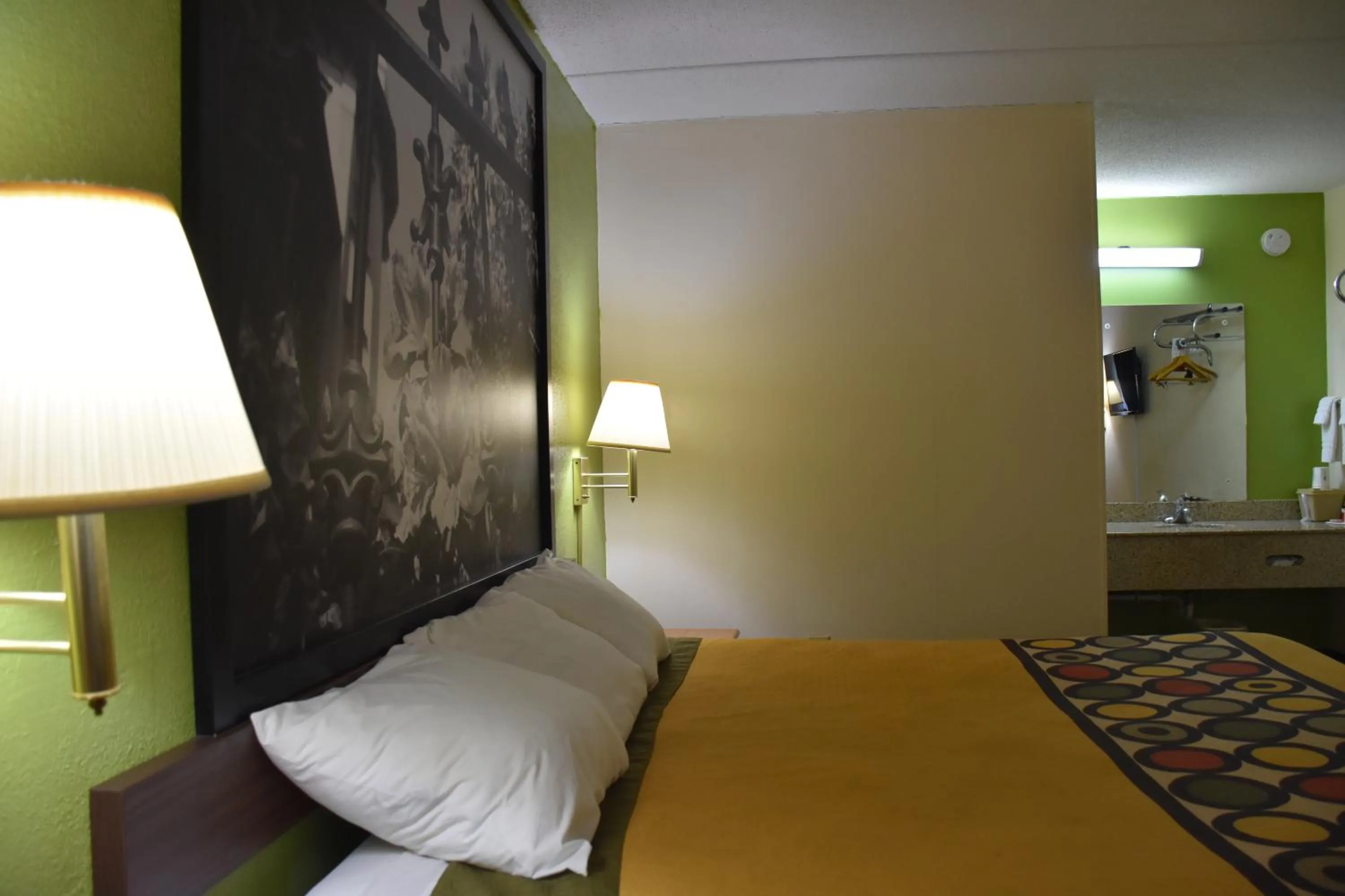 Bed in Super 8 by Wyndham Tifton