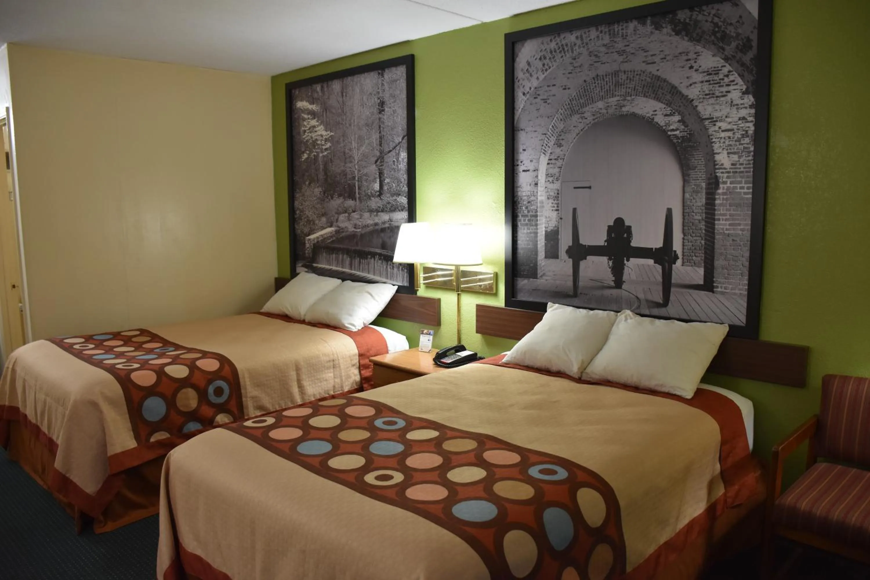 Photo of the whole room, Bed in Super 8 by Wyndham Tifton