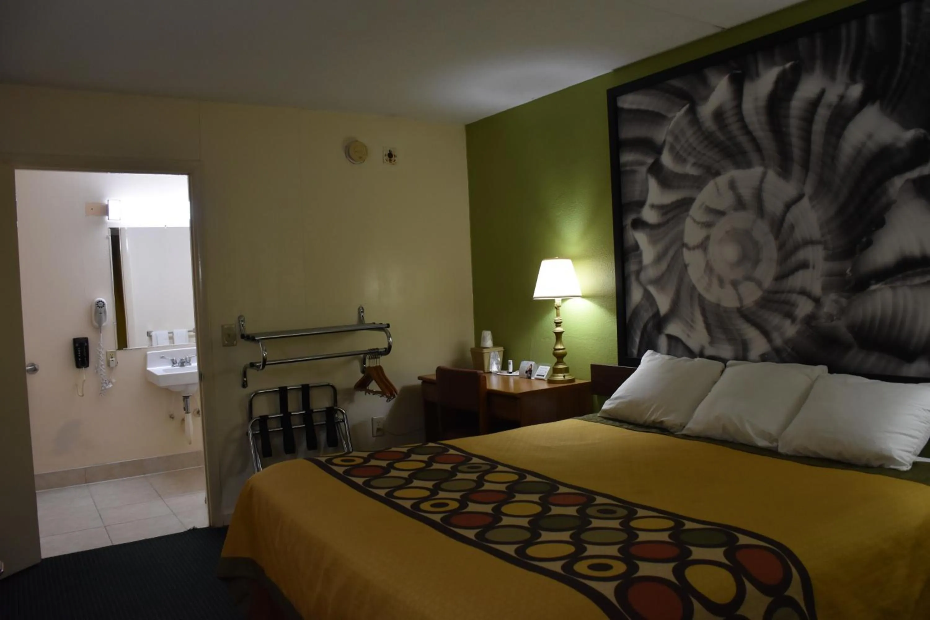 Bed in Super 8 by Wyndham Tifton