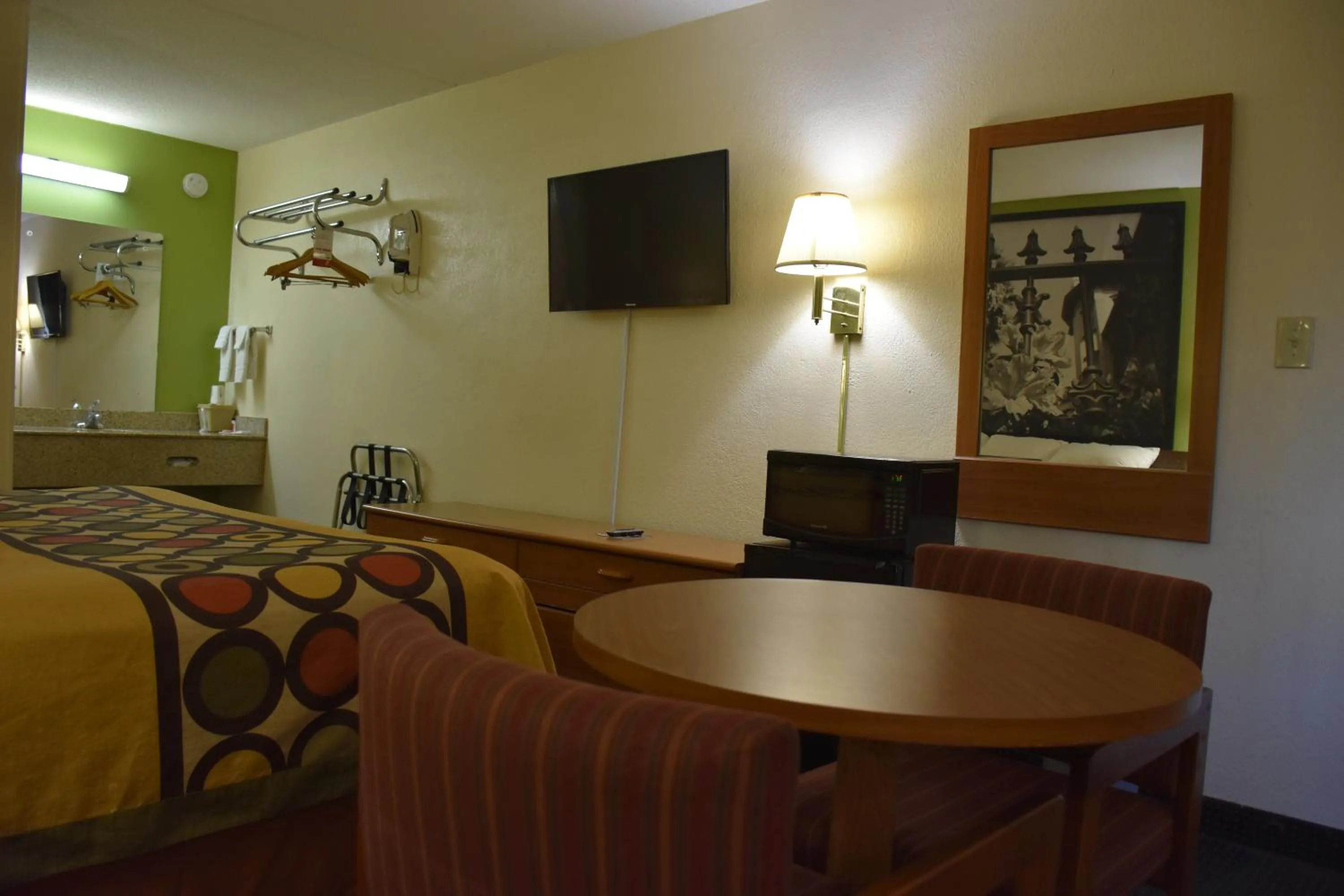 TV and multimedia in Super 8 by Wyndham Tifton