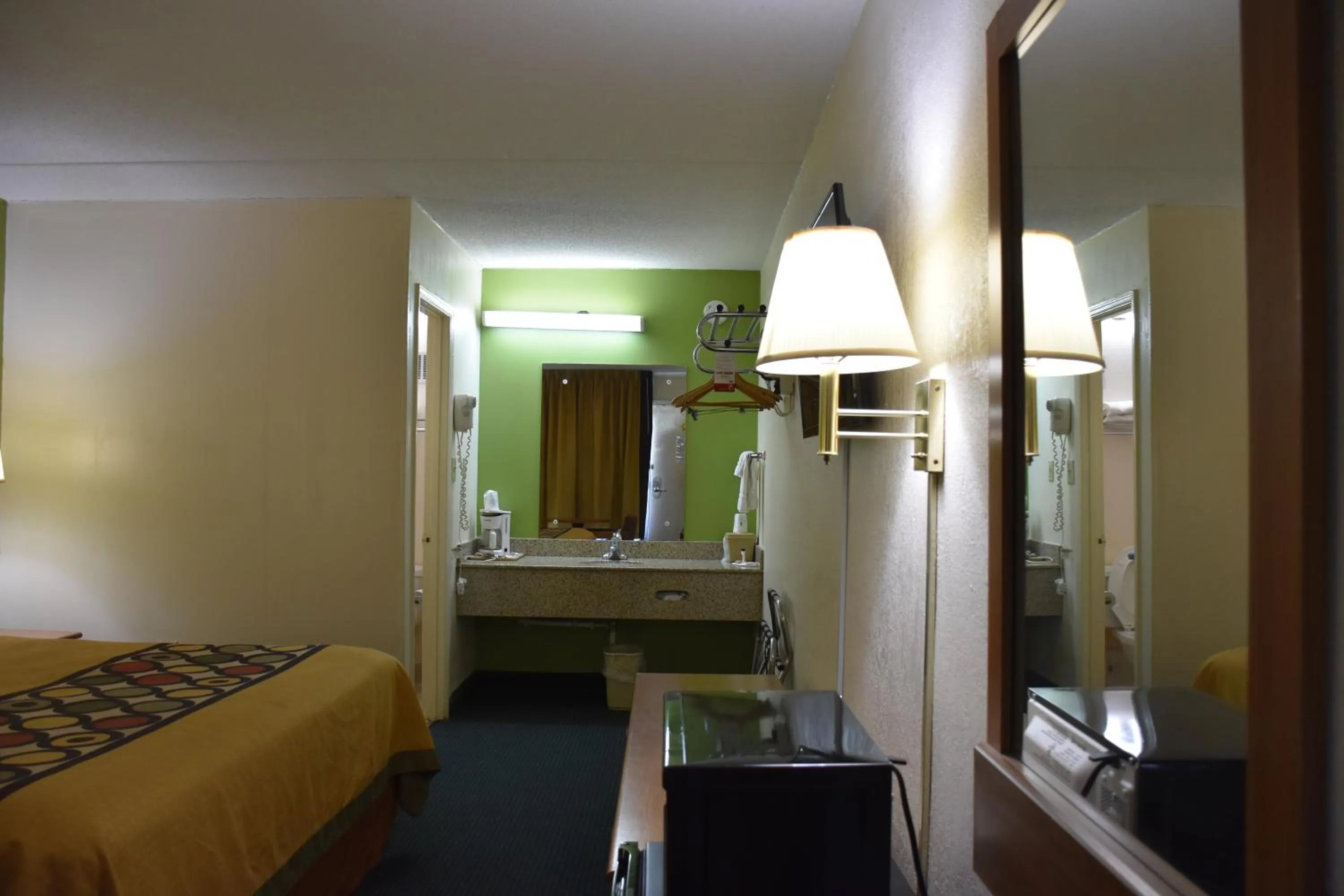 Bathroom, Bed in Super 8 by Wyndham Tifton