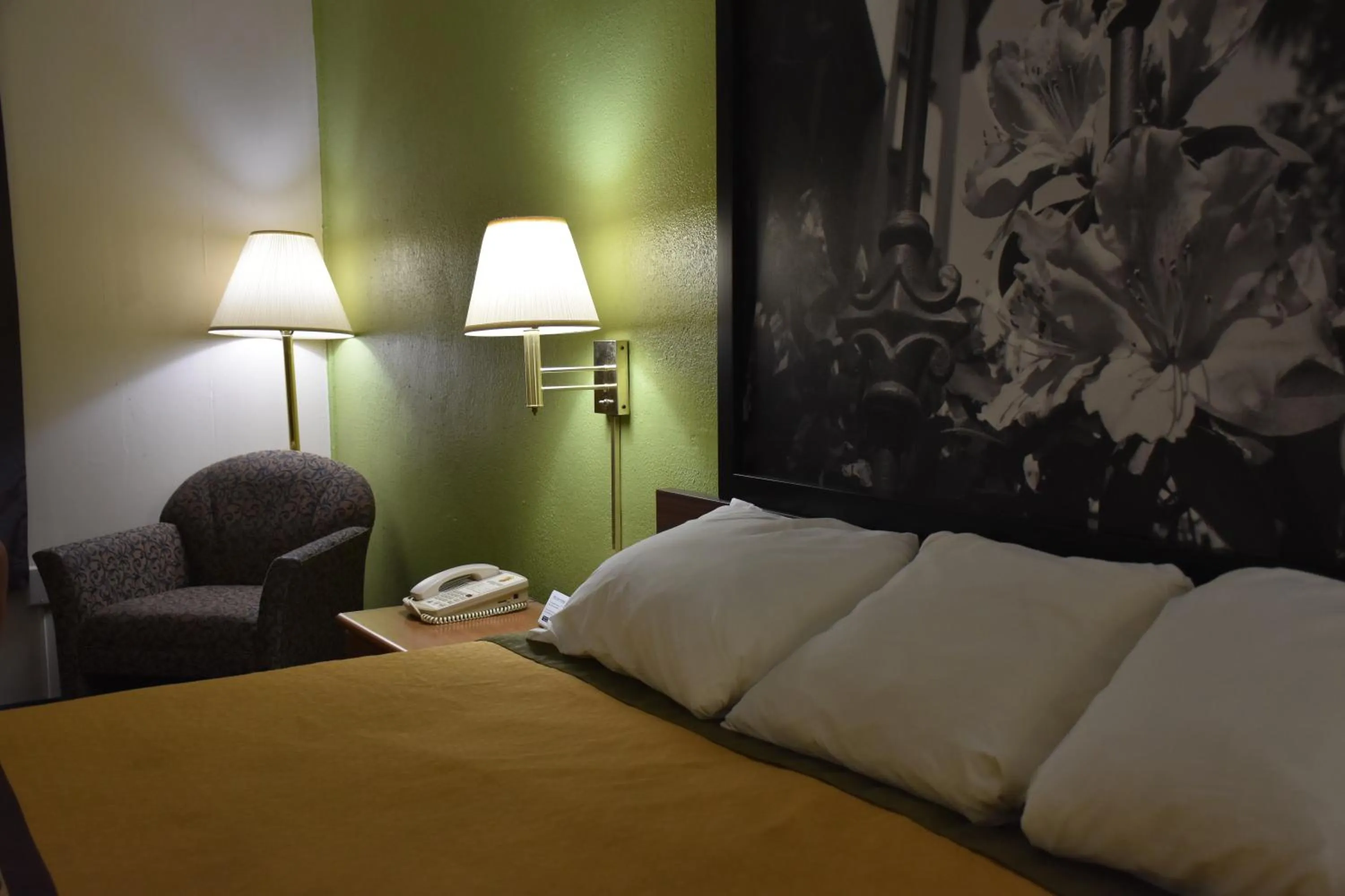 Bed in Super 8 by Wyndham Tifton