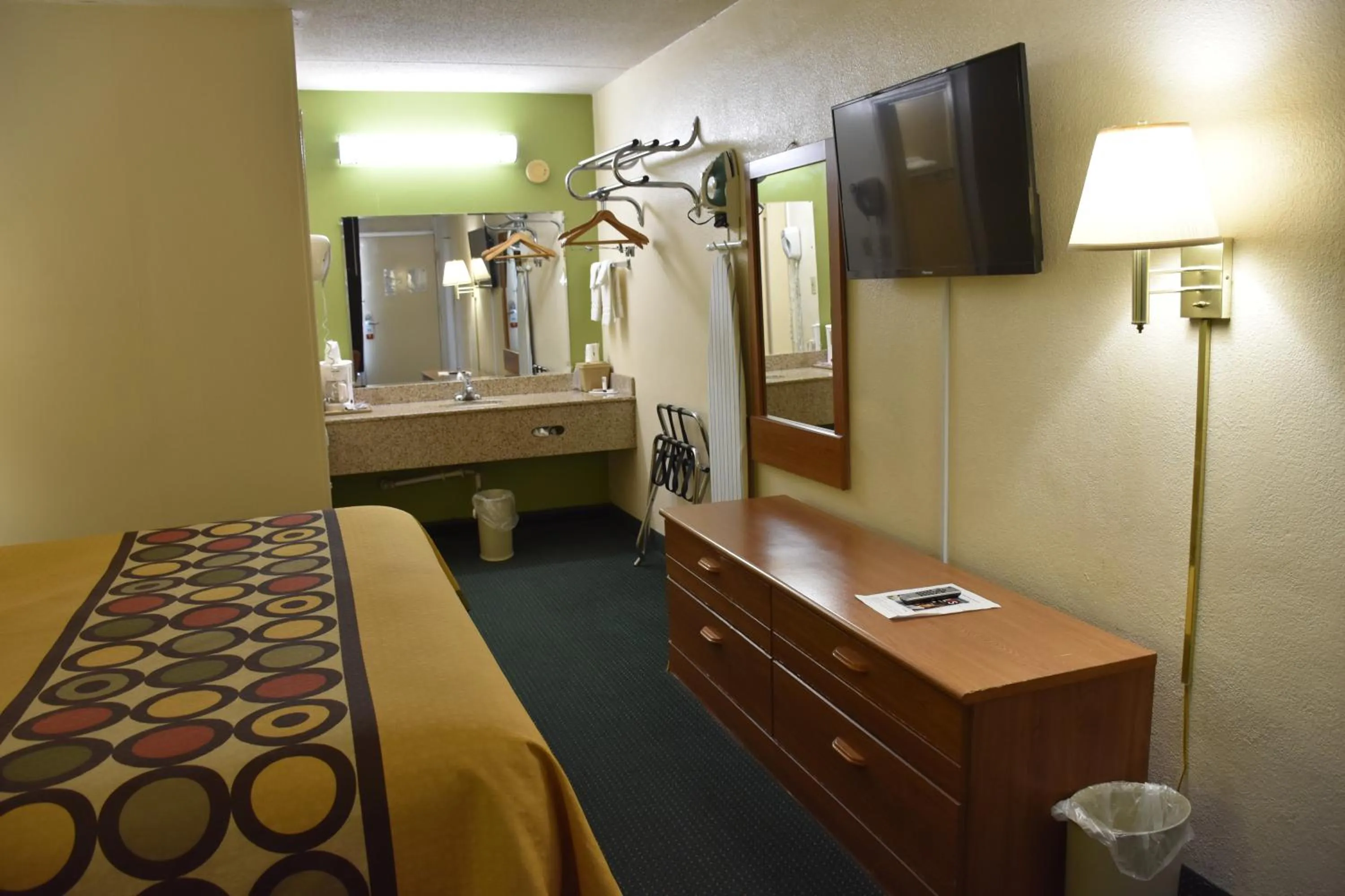Bathroom, Bed in Super 8 by Wyndham Tifton