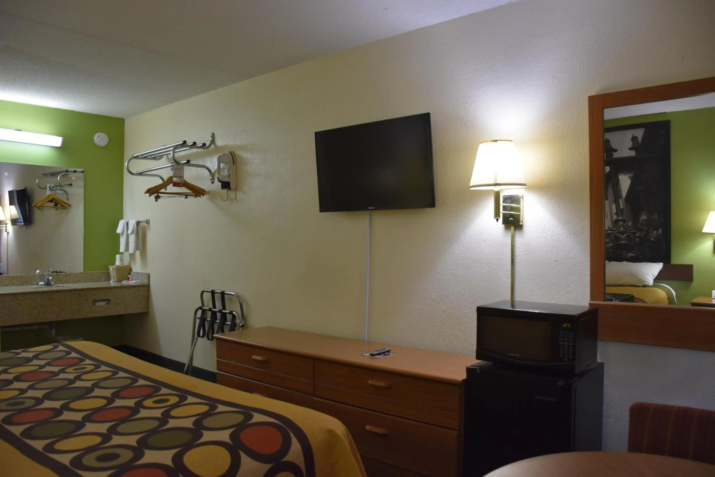 Bed in Super 8 by Wyndham Tifton