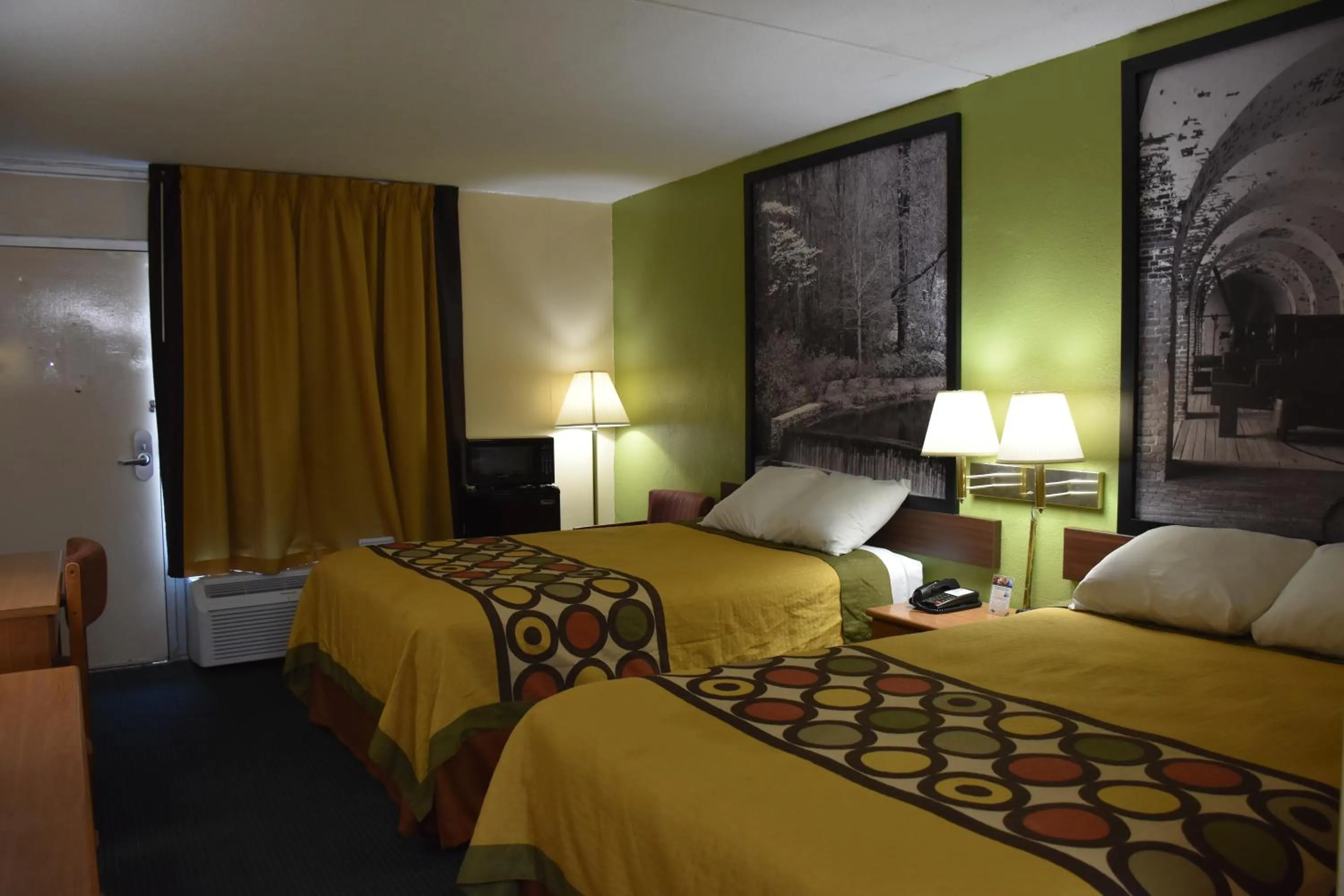Photo of the whole room, Bed in Super 8 by Wyndham Tifton