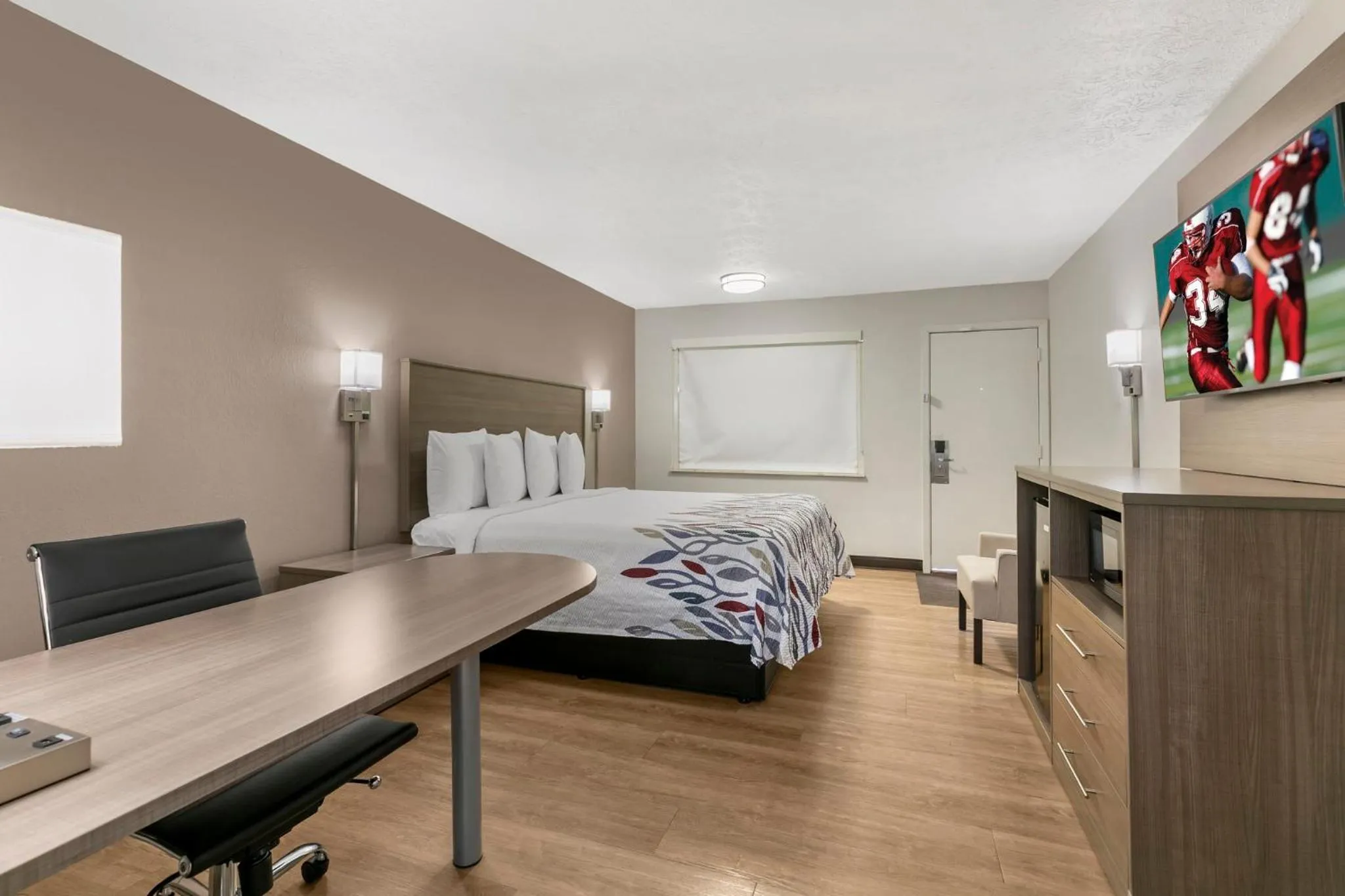 Photo of the whole room, Bed in Red Roof Inn Georgetown, KY