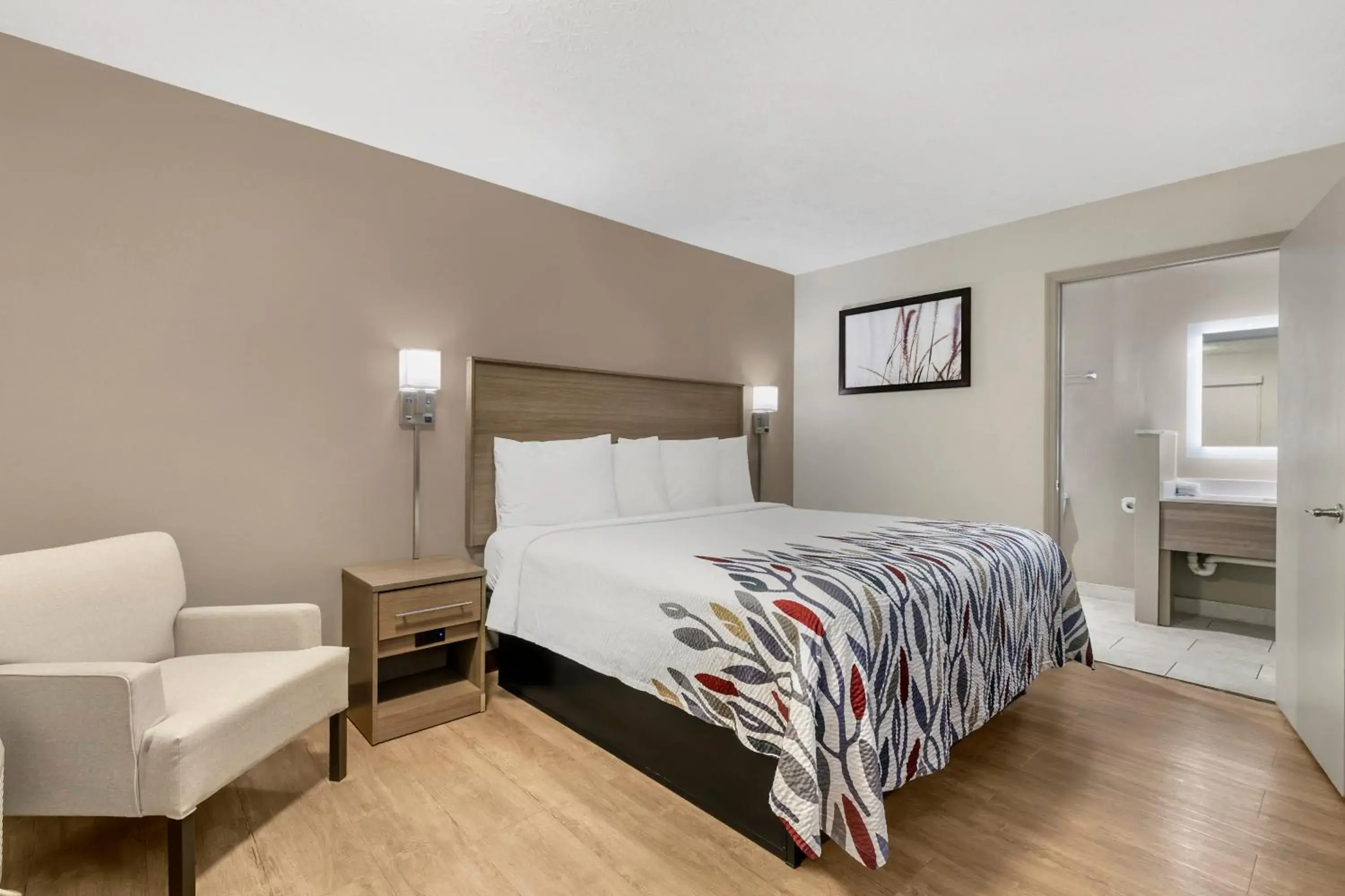 Deluxe King Room Non-Smoking in Red Roof Inn Georgetown, KY Deluxe King Room Non-Smoking in Red Roof Inn Georgetown, KY