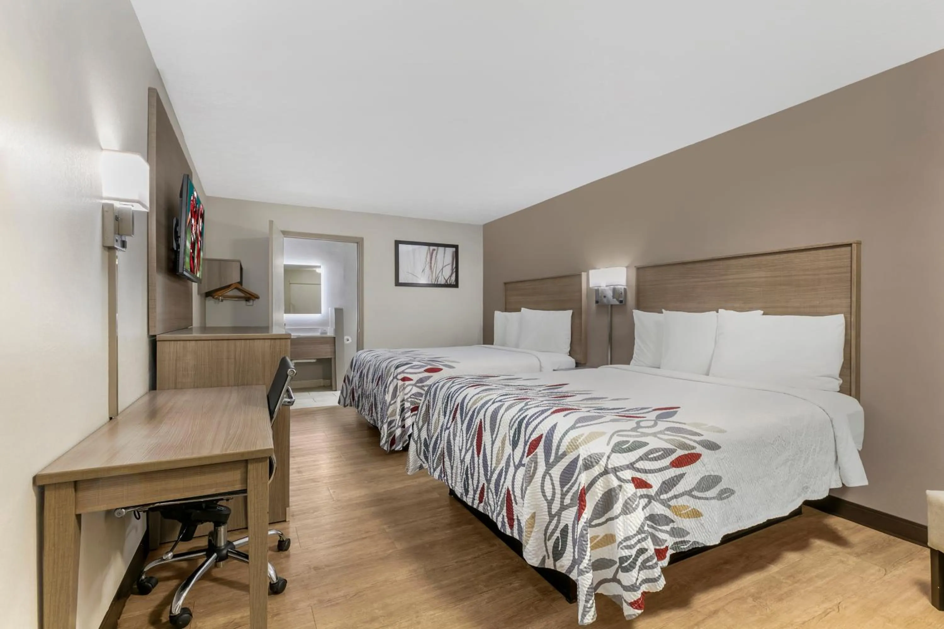 Bed in Red Roof Inn Georgetown, KY