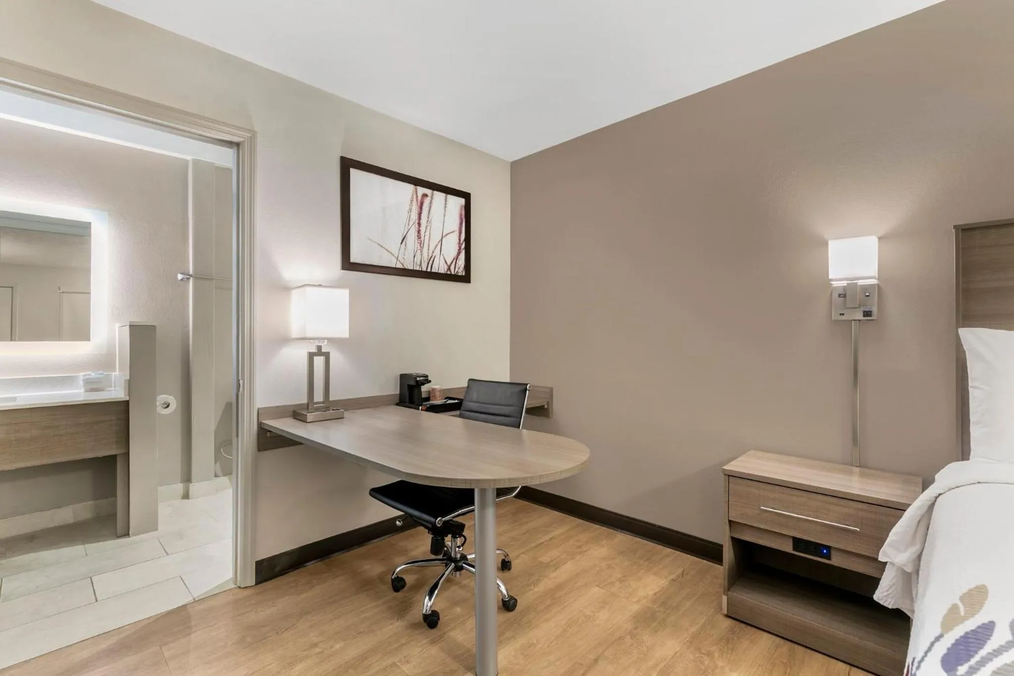 Photo of the whole room, Bed in Red Roof Inn Georgetown, KY