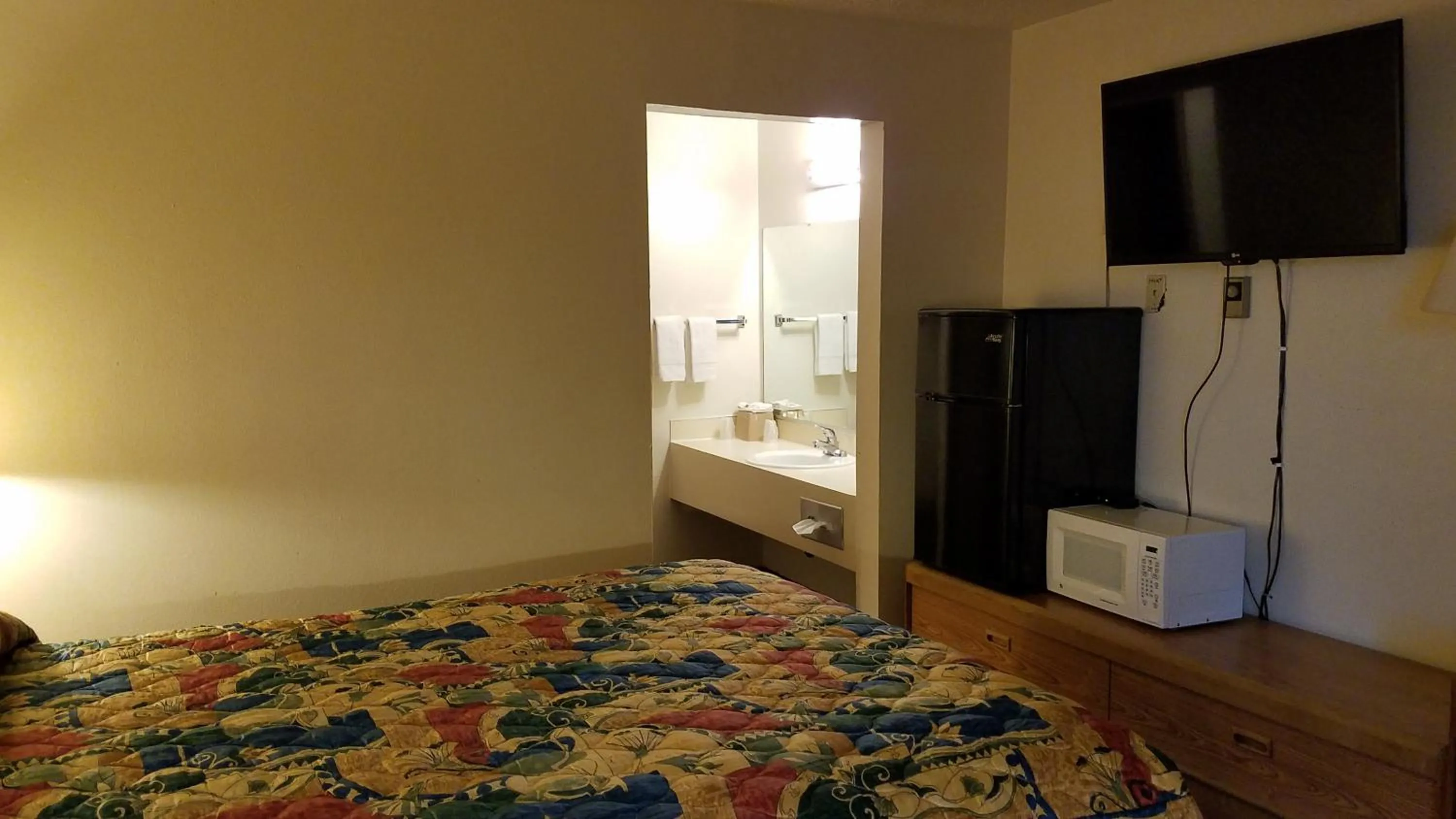 Bed in Royal Motor Inn