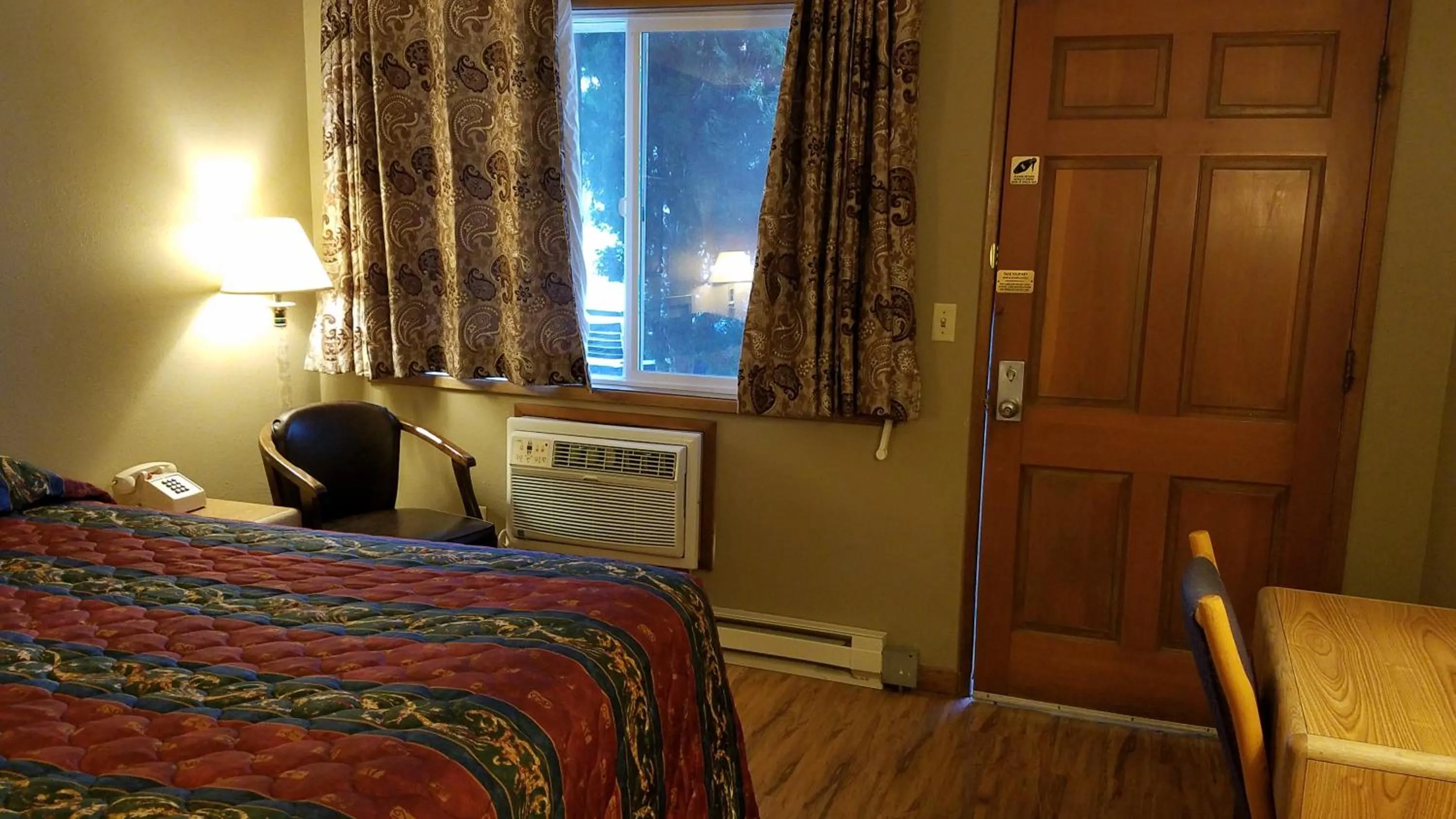 Bed in Royal Motor Inn