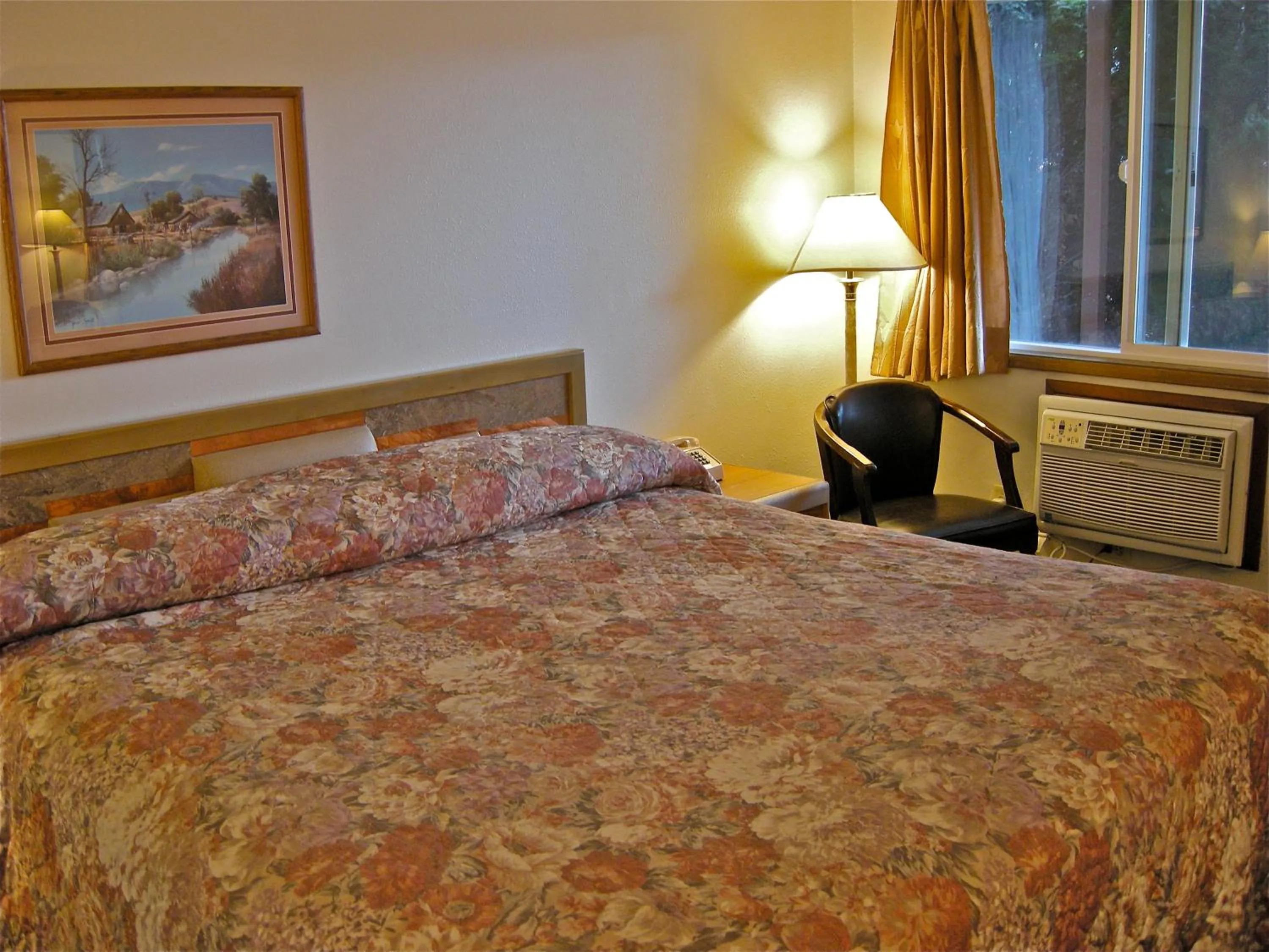 Bed in Royal Motor Inn