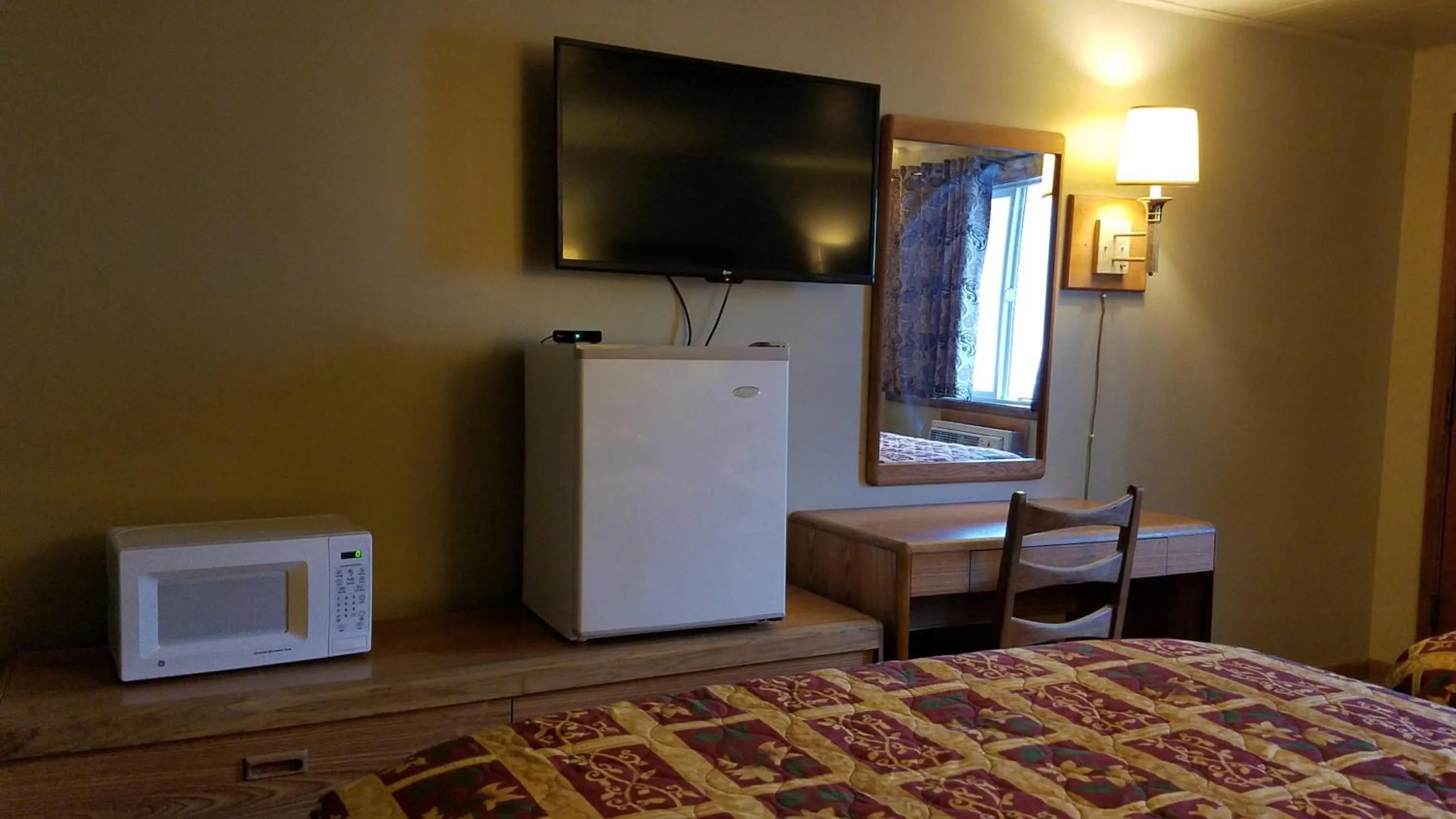 TV and multimedia, Bed in Royal Motor Inn