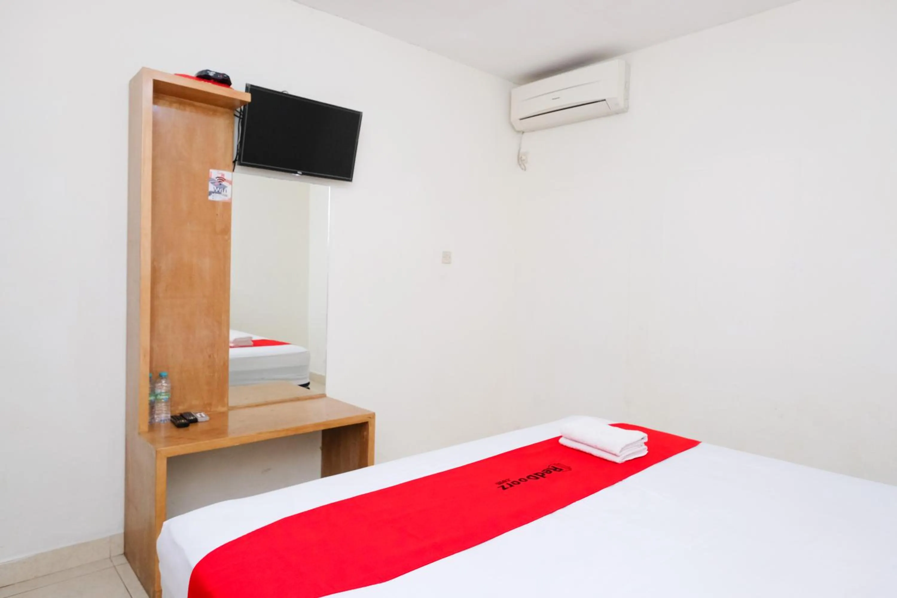 Bedroom, Bed in RedDoorz Syariah At Jalan Menteri Supeno