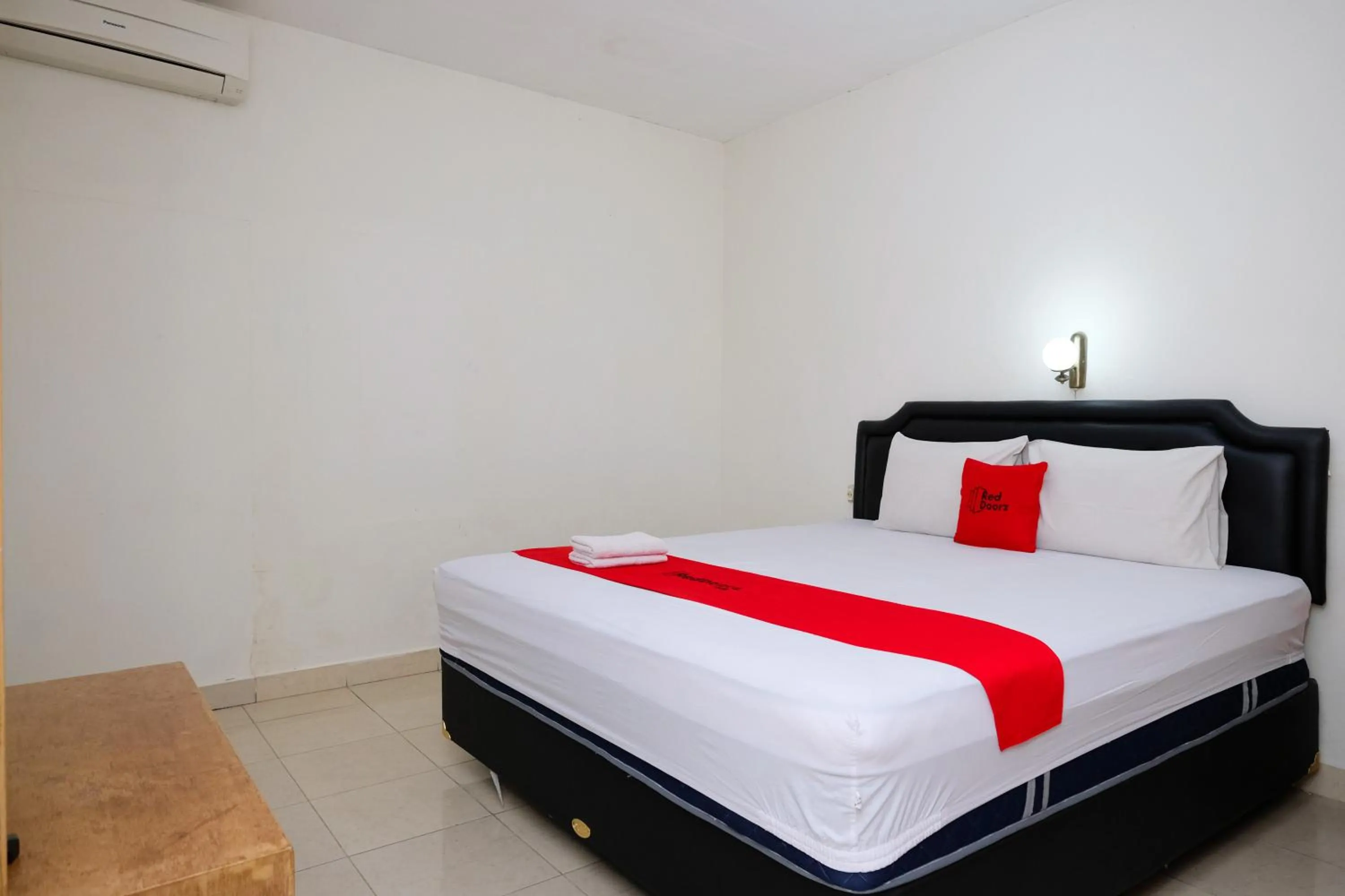 Bedroom, Bed in RedDoorz Syariah At Jalan Menteri Supeno