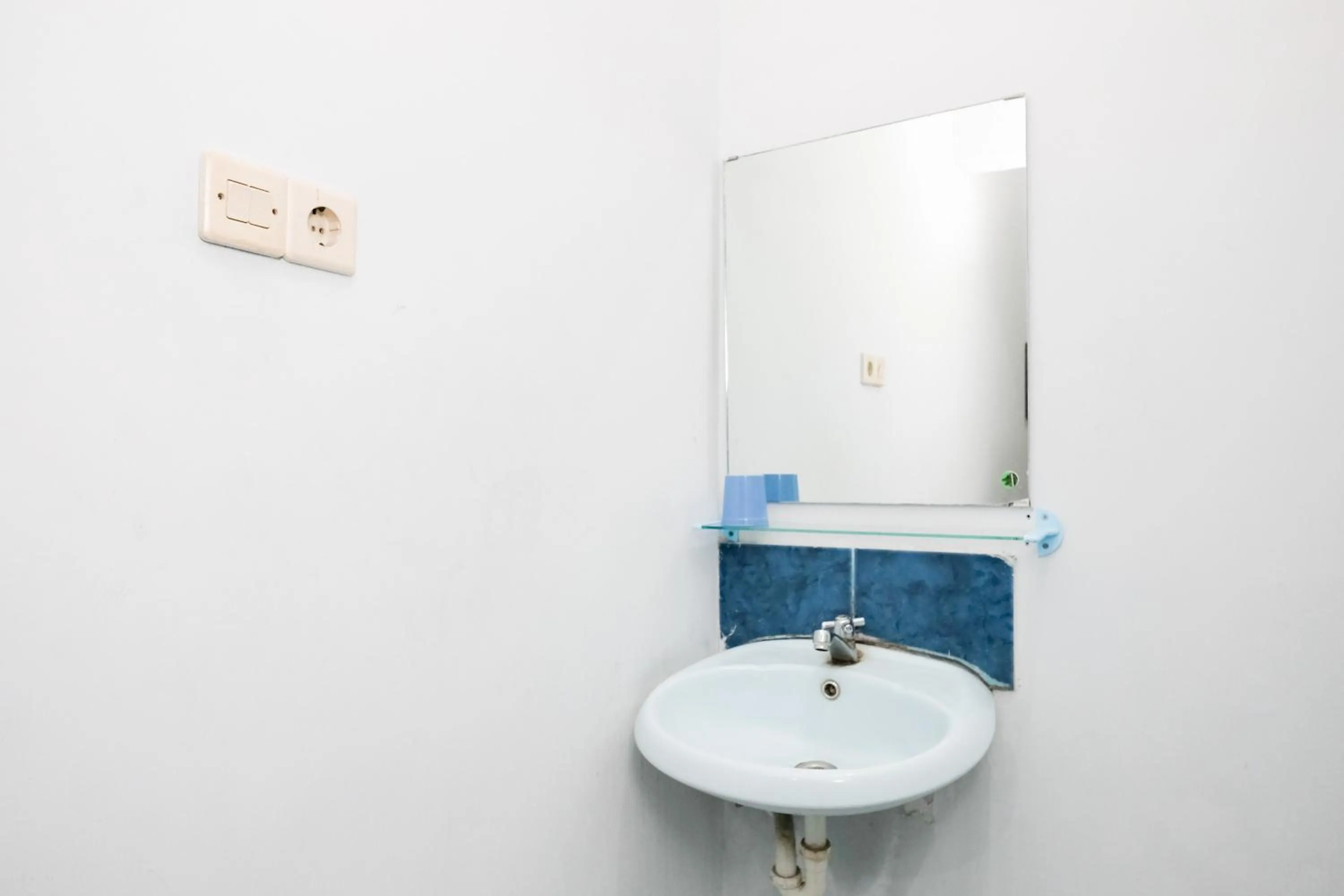 Bathroom in RedDoorz Syariah At Jalan Menteri Supeno