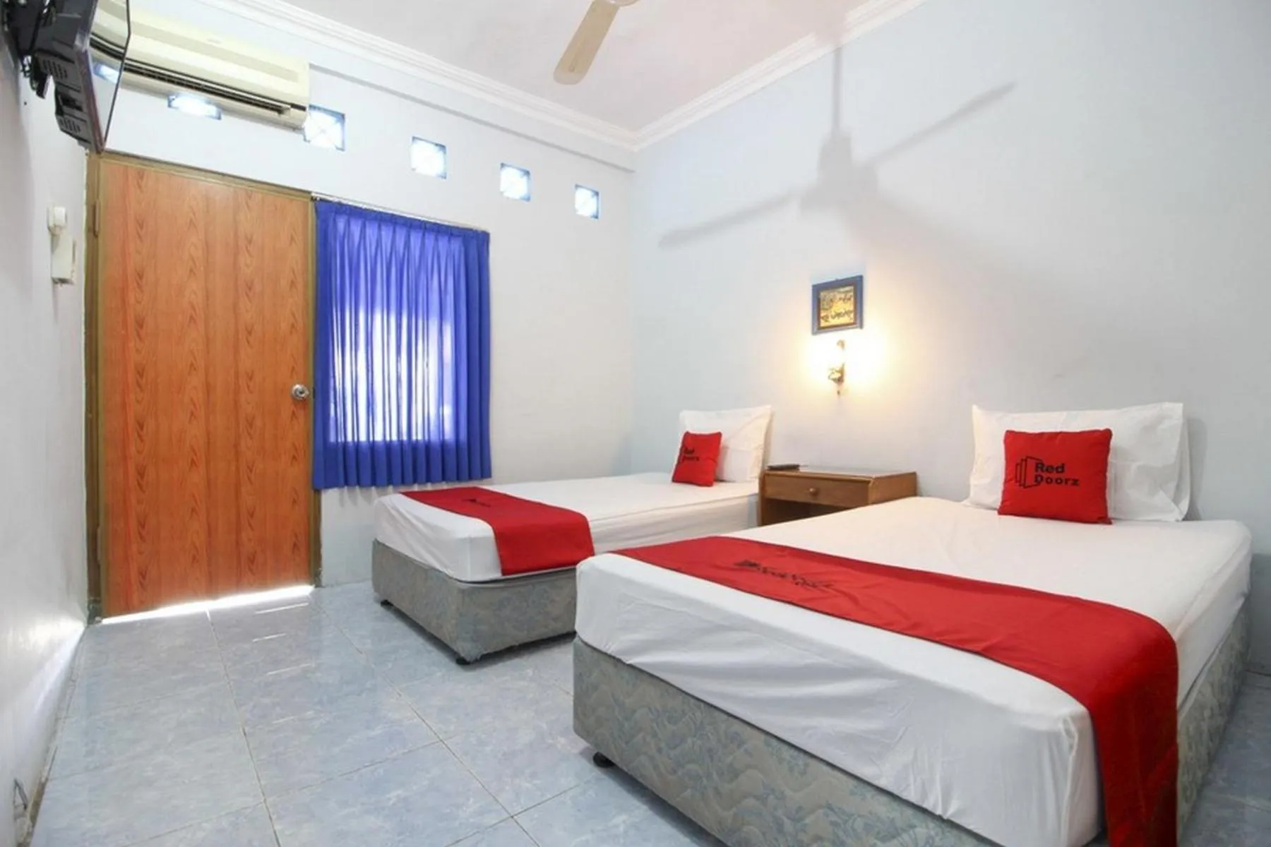 Standard Twin Room in RedDoorz Syariah At Jalan Menteri Supeno