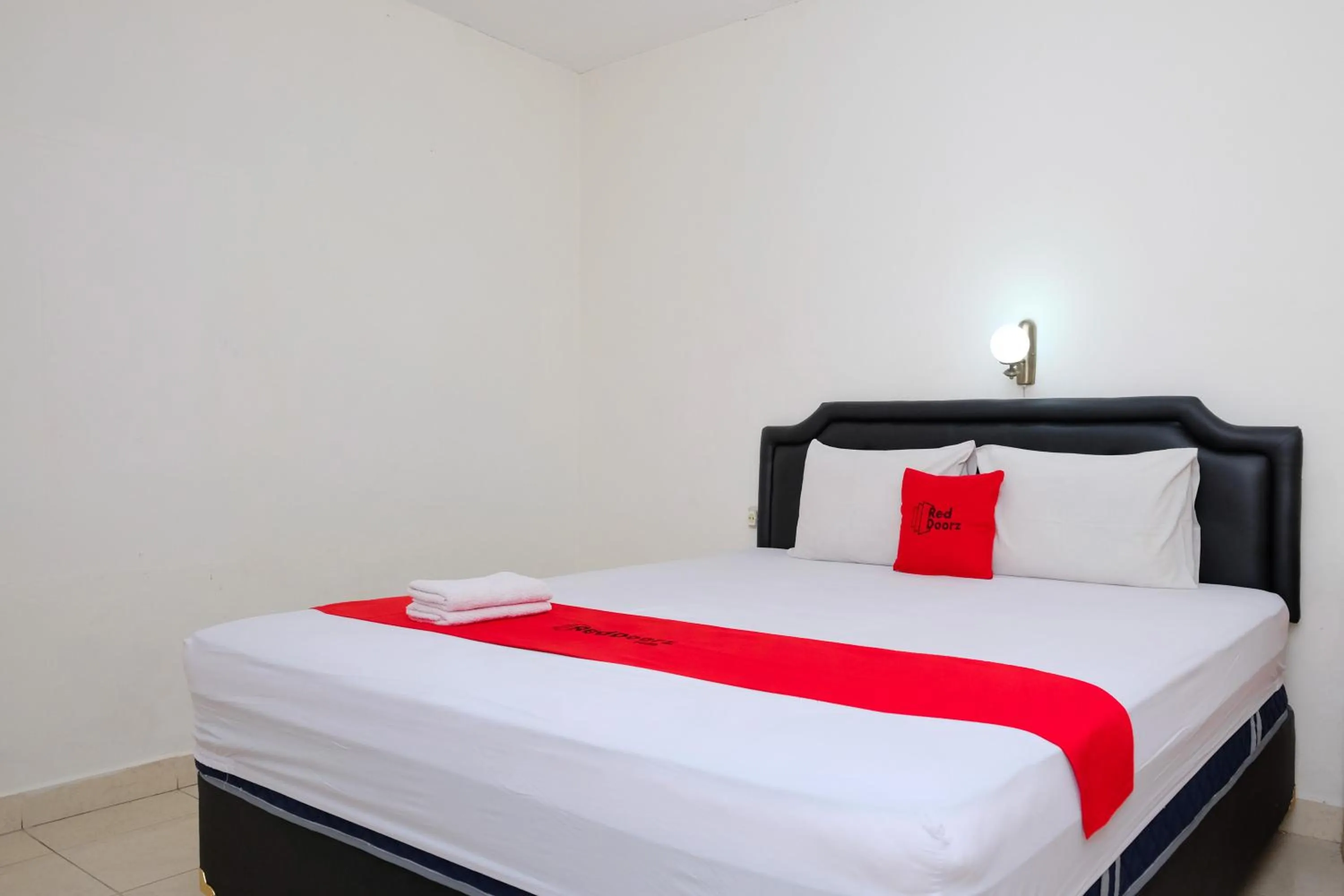Bedroom, Bed in RedDoorz Syariah At Jalan Menteri Supeno