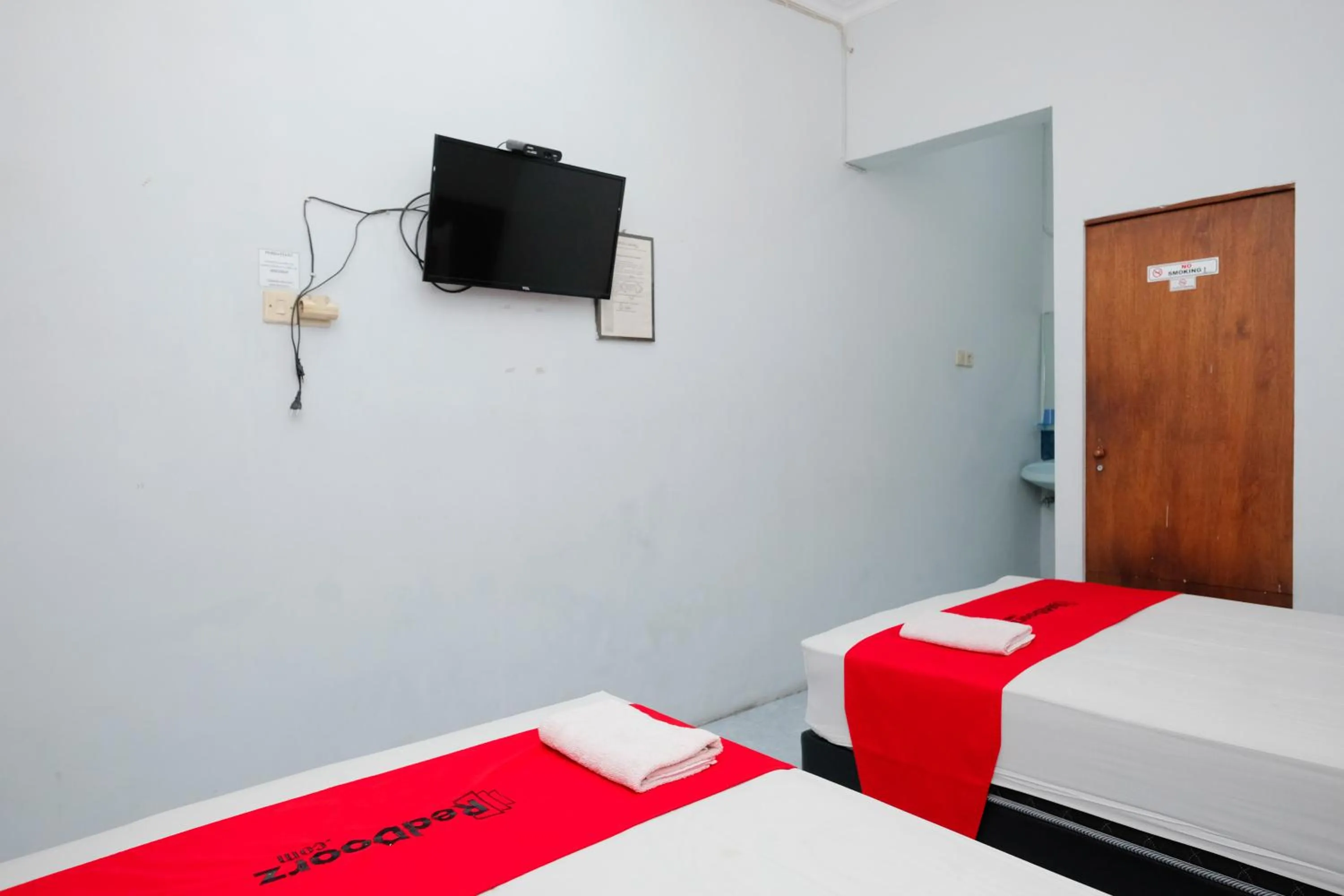 Bedroom, Bed in RedDoorz Syariah At Jalan Menteri Supeno