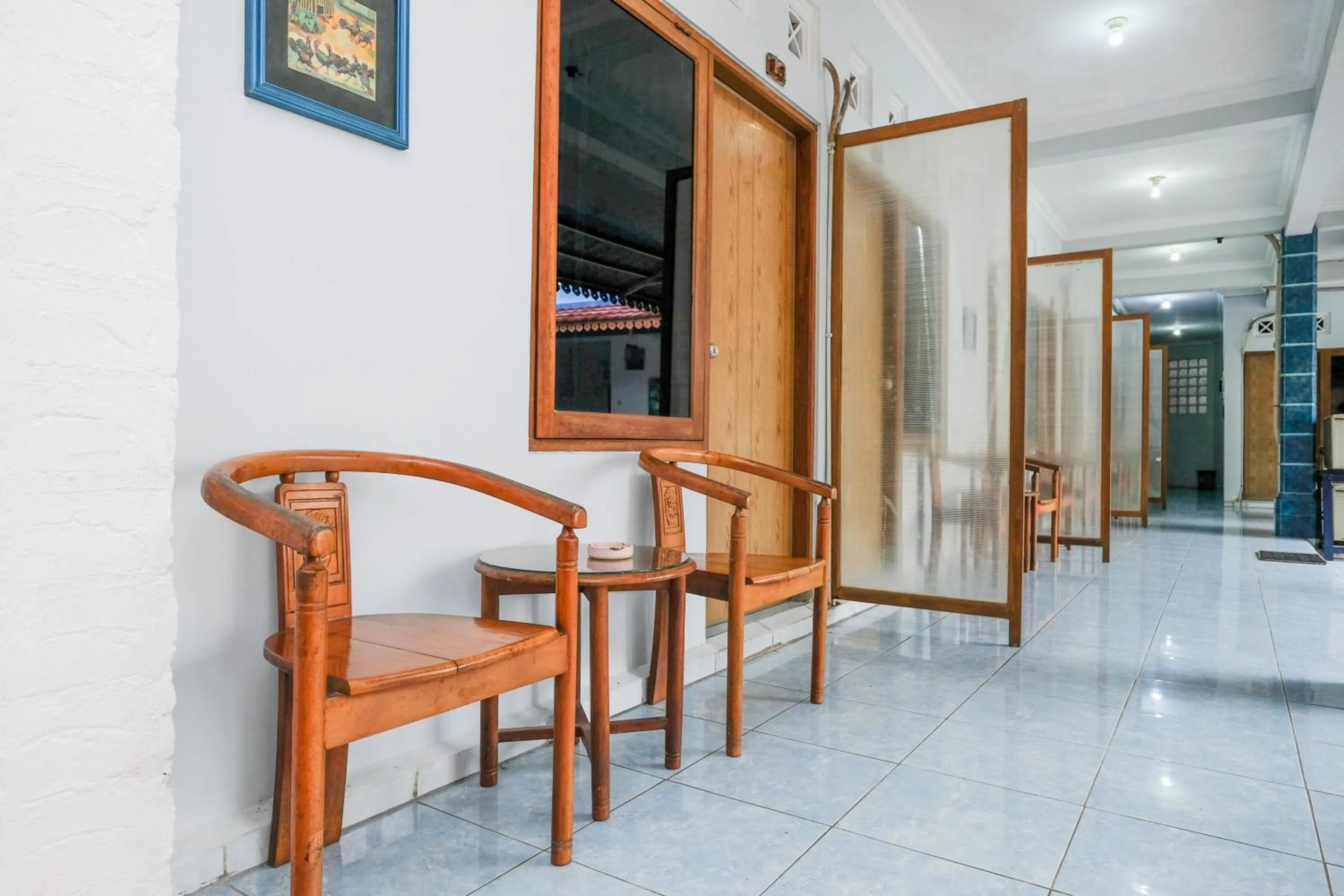 Seating area in RedDoorz Syariah At Jalan Menteri Supeno