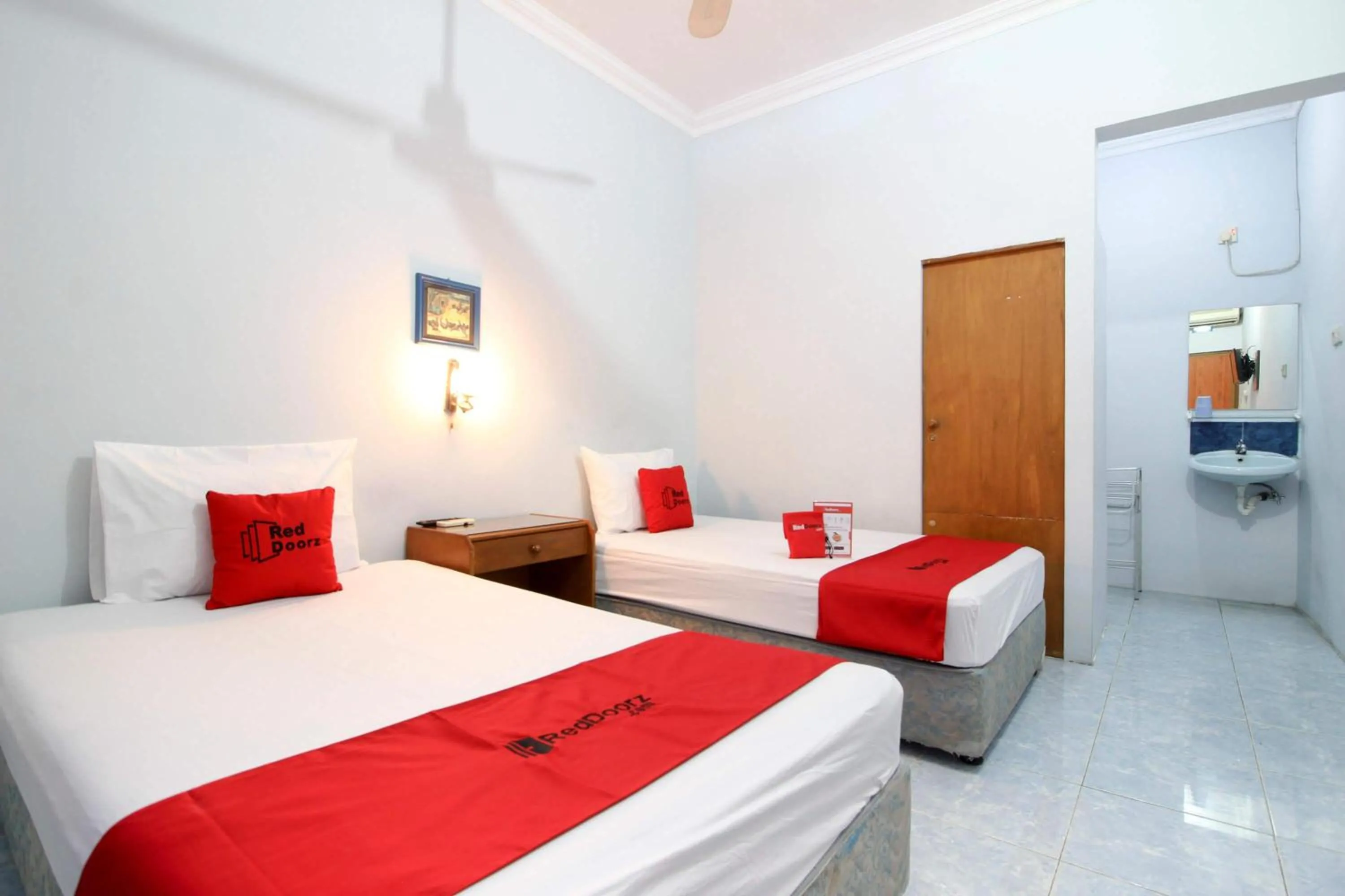Bedroom, Bed in RedDoorz Syariah At Jalan Menteri Supeno