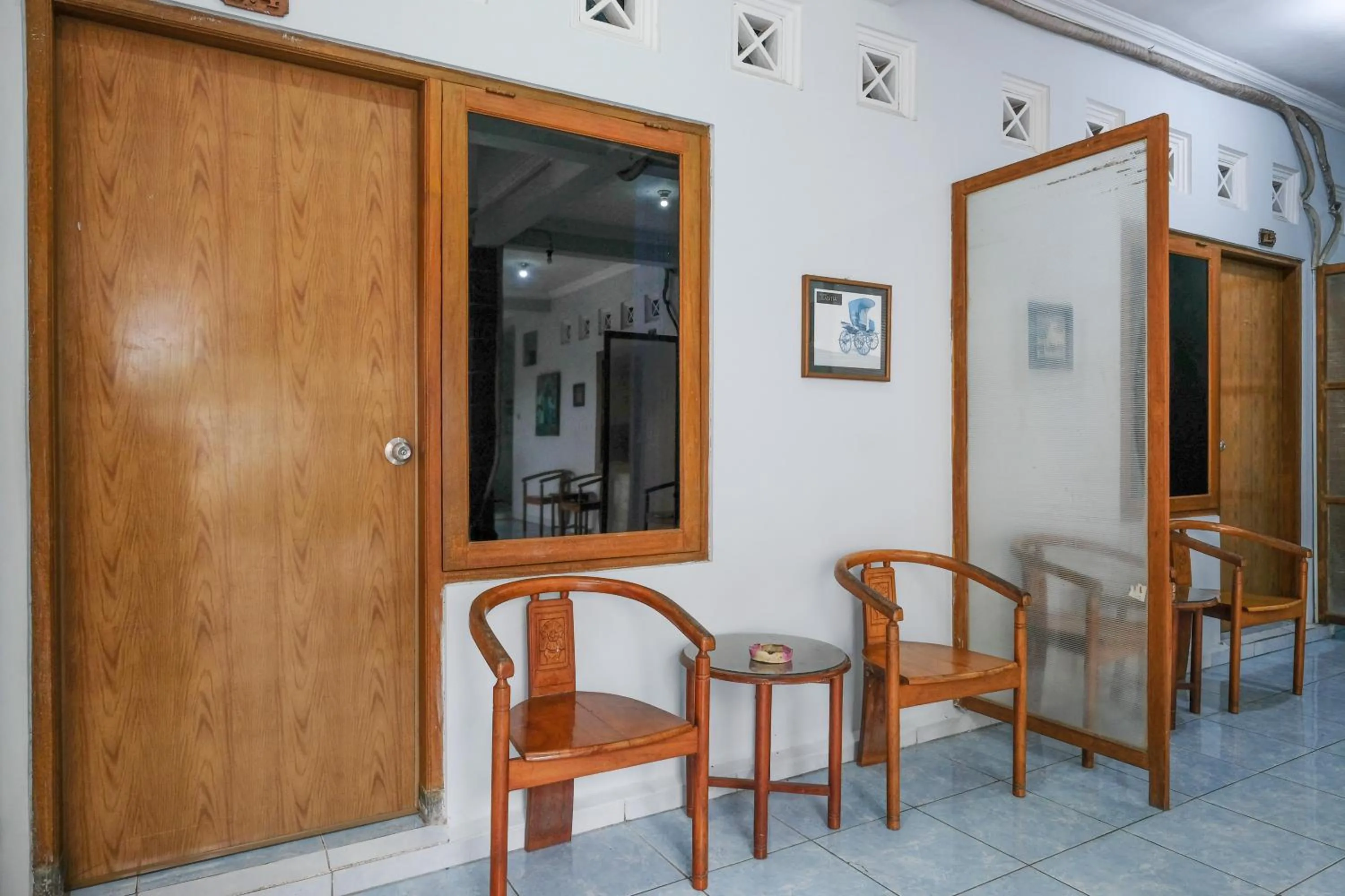 Seating area in RedDoorz Syariah At Jalan Menteri Supeno