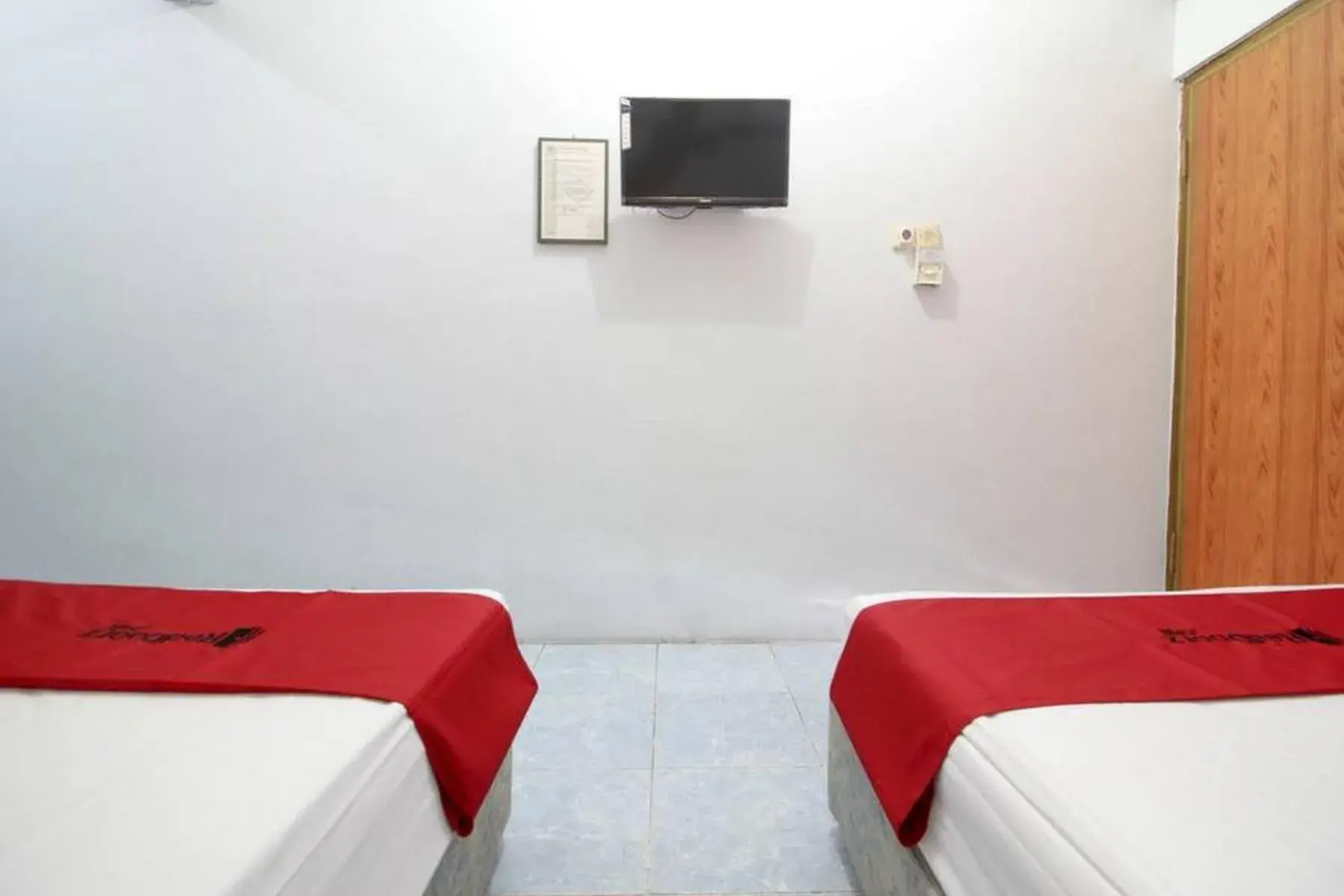 Bedroom, Bed in RedDoorz Syariah @ Jalan Menteri Supeno