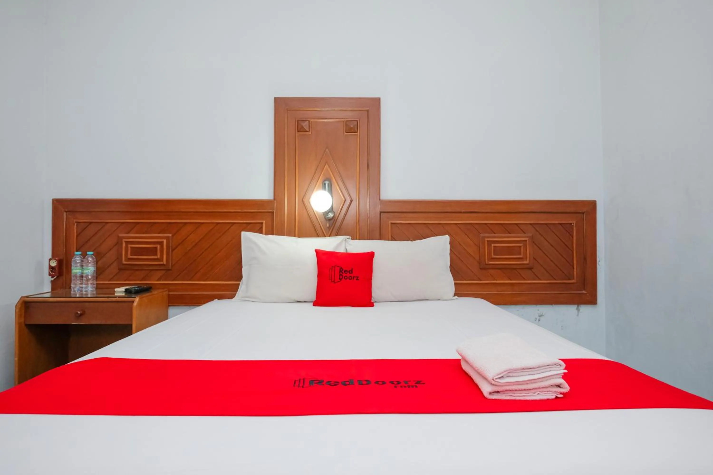 Bedroom, Bed in RedDoorz Syariah At Jalan Menteri Supeno