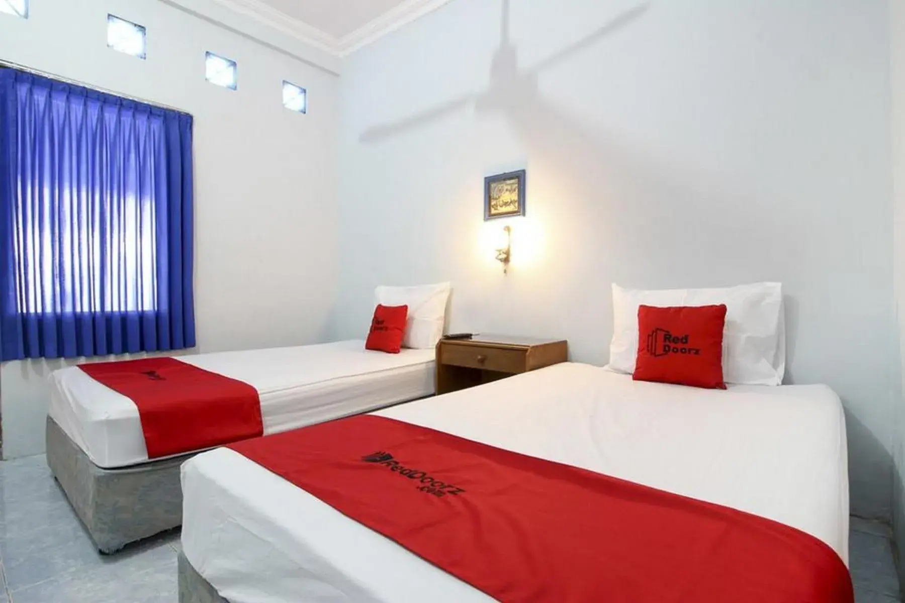 Bedroom, Bed in RedDoorz Syariah @ Jalan Menteri Supeno