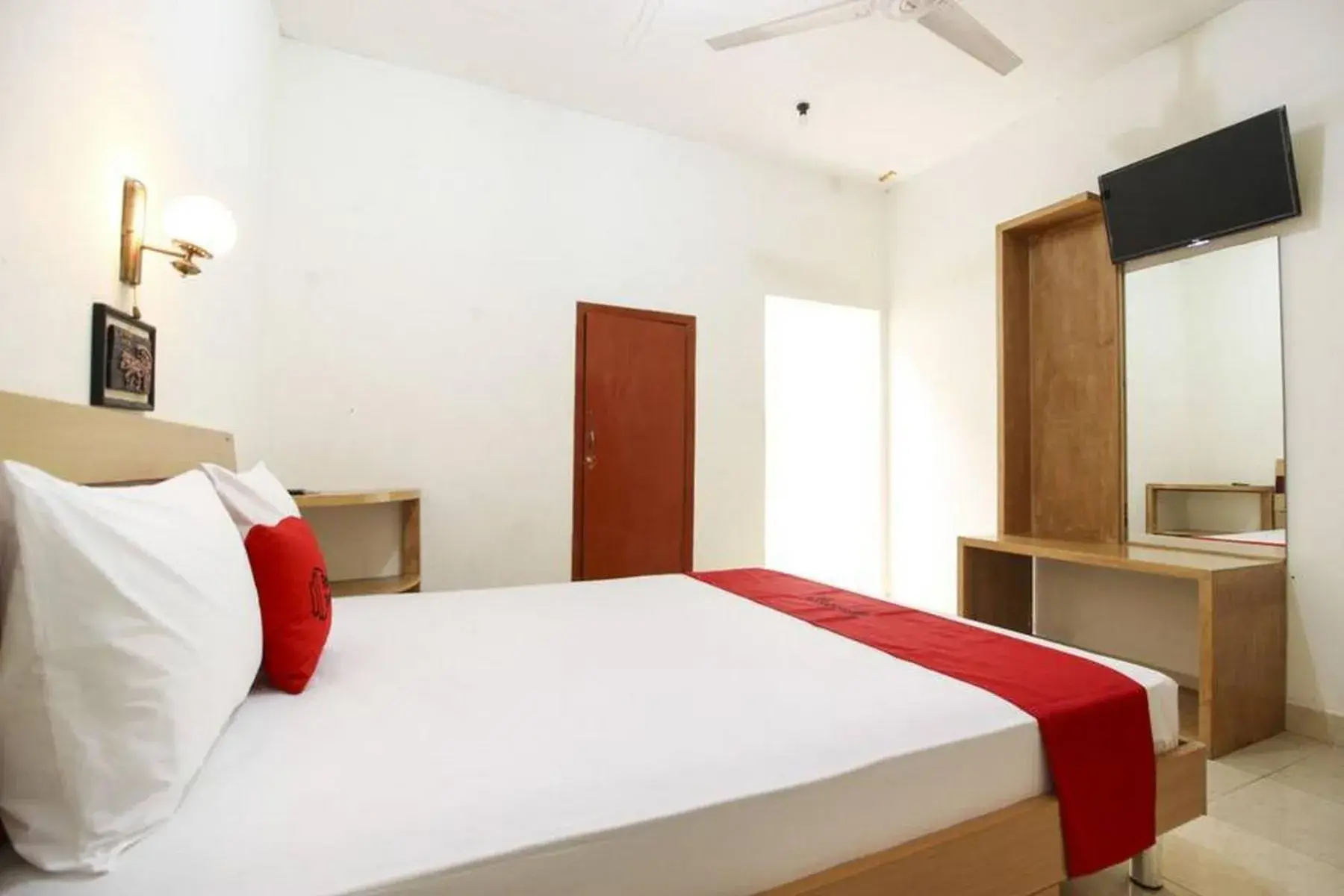 Bedroom, Bed in RedDoorz Syariah @ Jalan Menteri Supeno