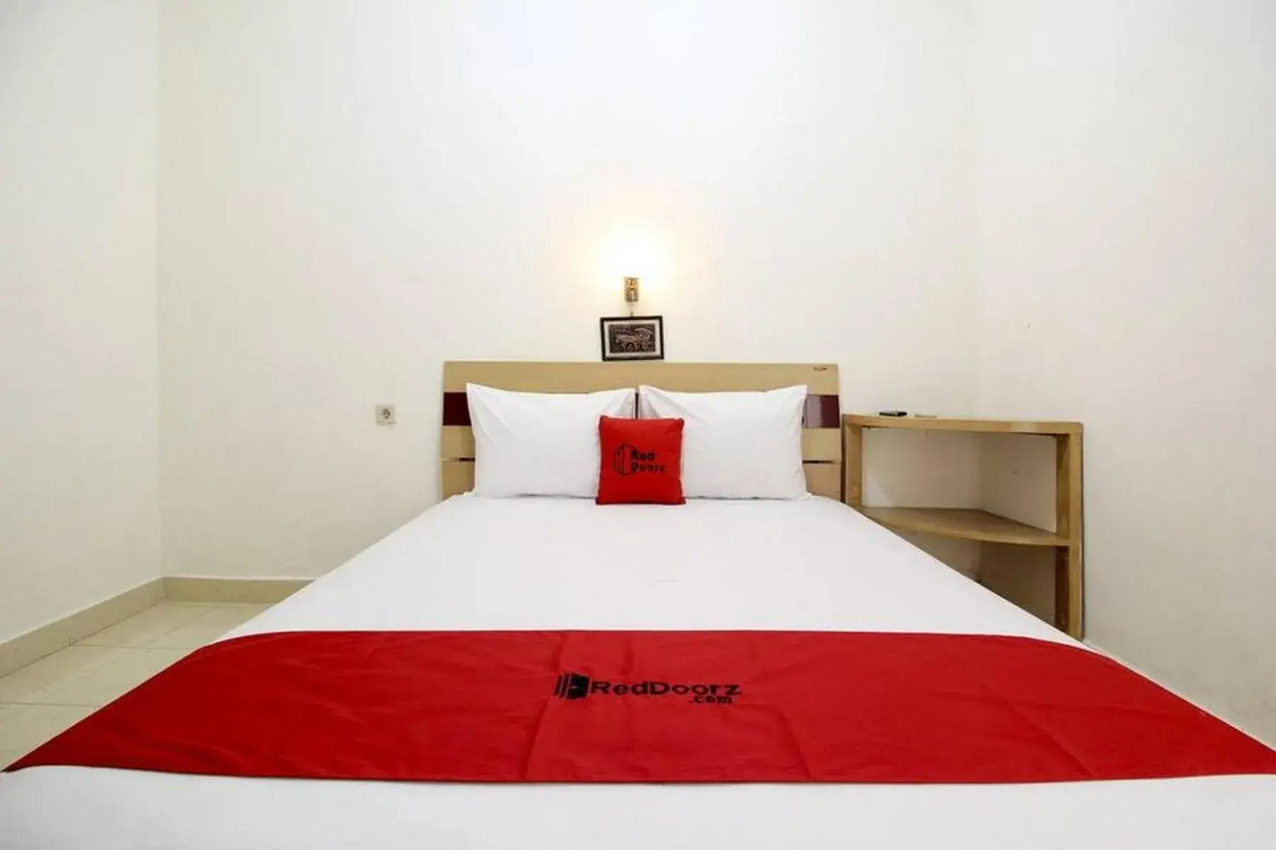 Bedroom, Bed in RedDoorz Syariah @ Jalan Menteri Supeno