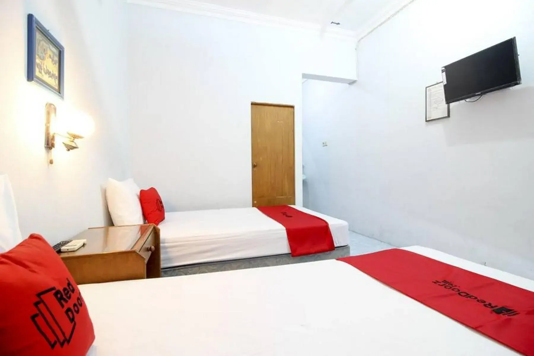 Bedroom, Bed in RedDoorz Syariah @ Jalan Menteri Supeno