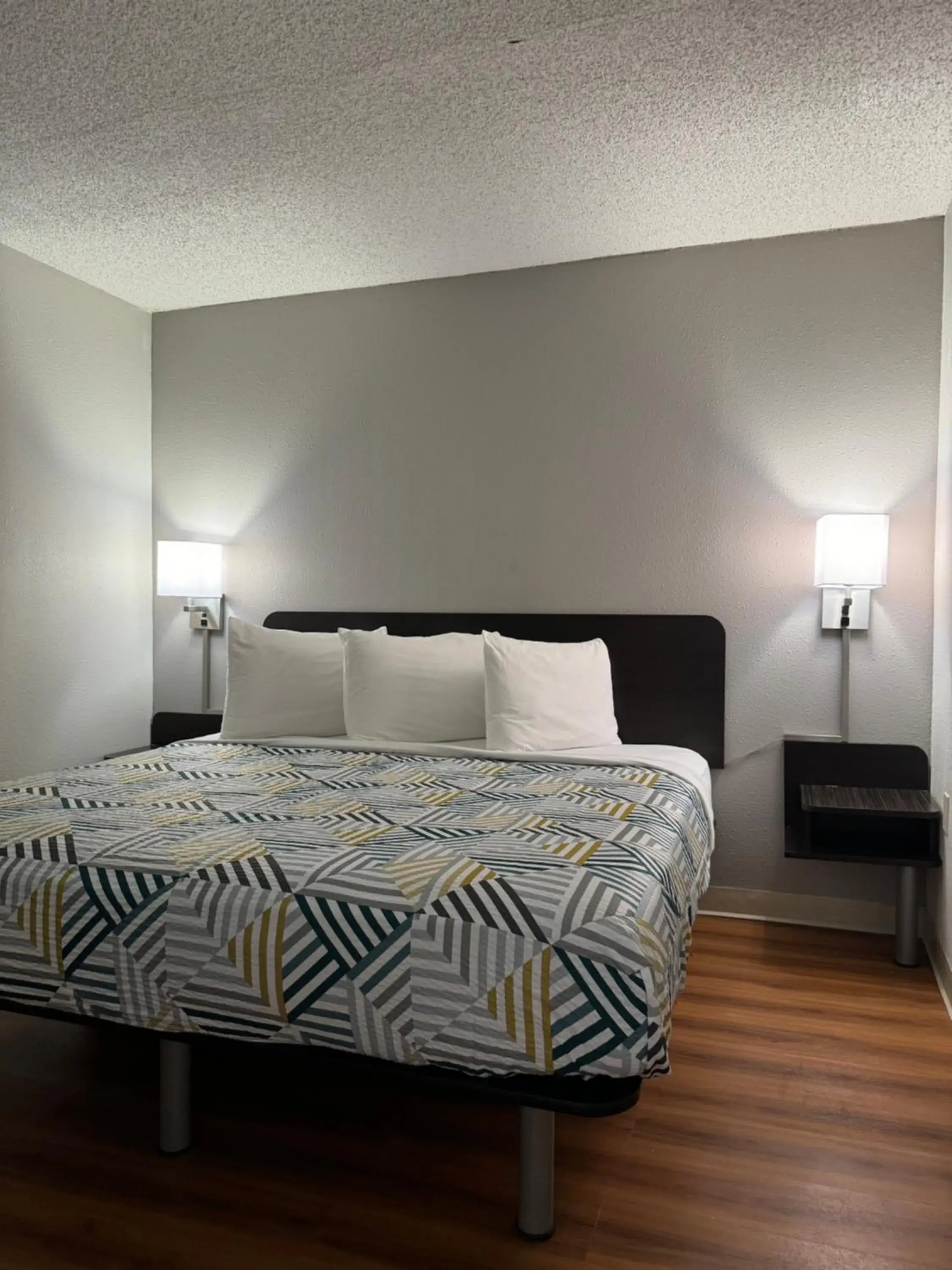 Deluxe Queen Room - Non-Smoking in Motel 6-Butte, MT - Historic City Center Deluxe Queen Room - Non-Smoking in Motel 6-Butte, MT - Historic City Center