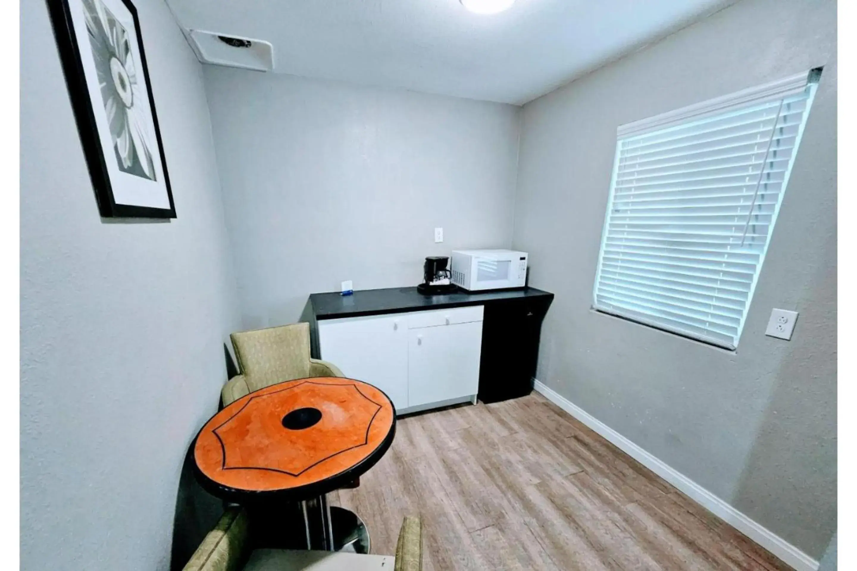 King Bed Smoking in Hotel Ridgecrest An Extended Stay Studio King Bed Smoking in Hotel Ridgecrest An Extended Stay Studio