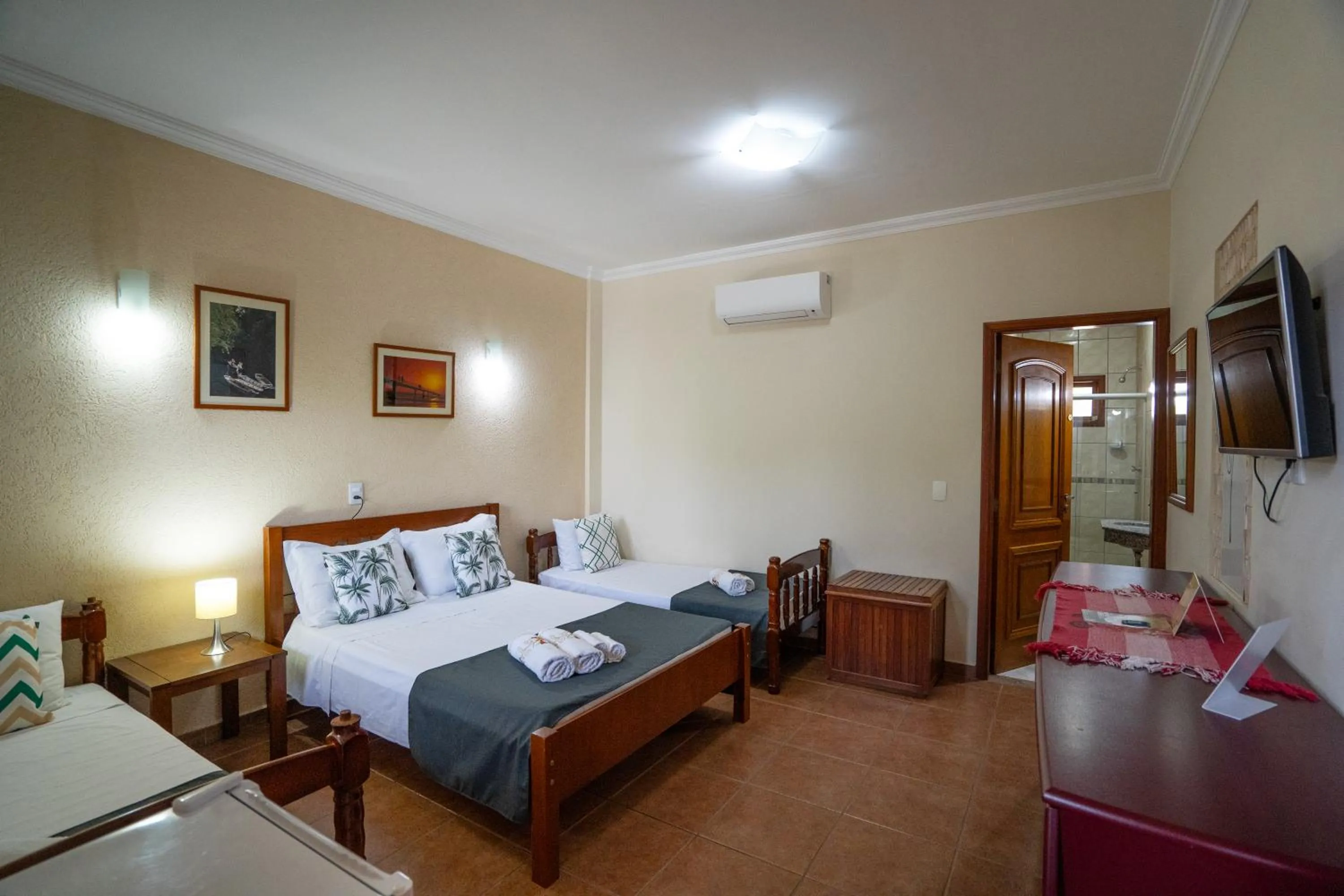 Photo of the whole room, Bed in Pousada Galeria Artes