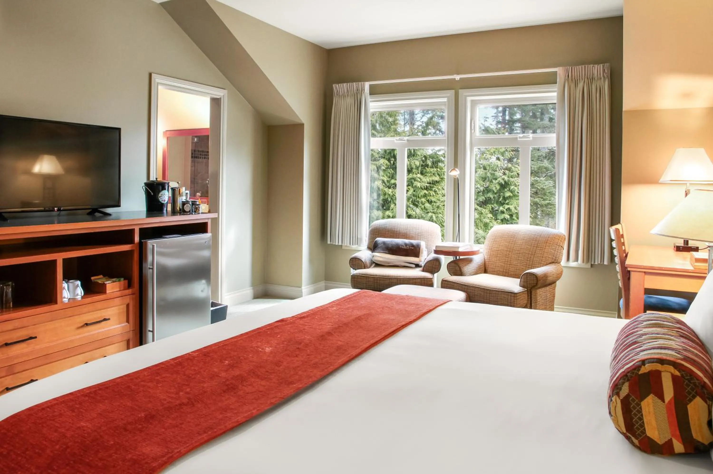 Photo of the whole room, Bed in Long Beach Lodge Resort