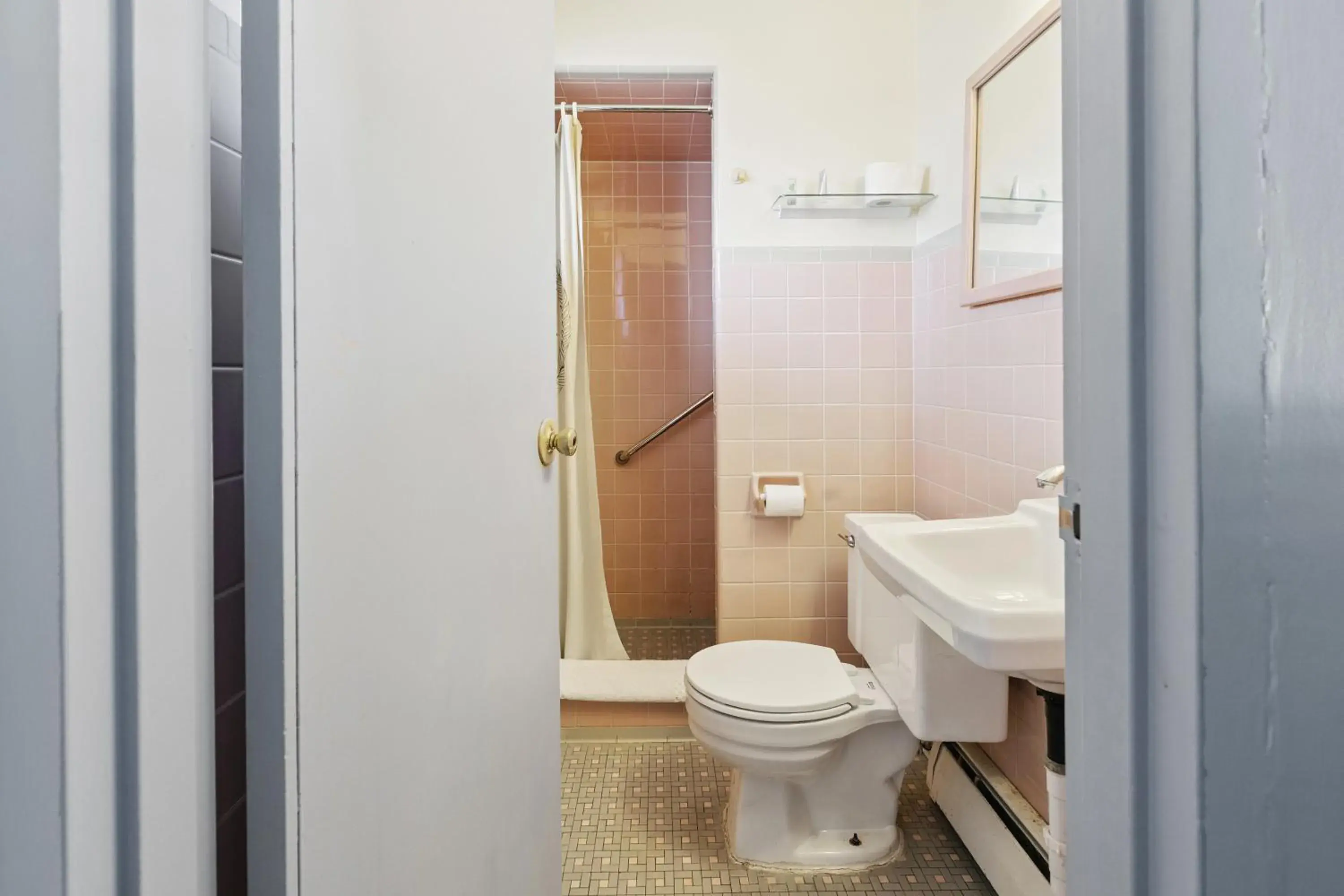 Bathroom in Heidelberg Motel by Capital O Bridgeport Frankenmuth I 75 Bathroom in Heidelberg Motel by Capital O Bridgeport Frankenmuth I 75