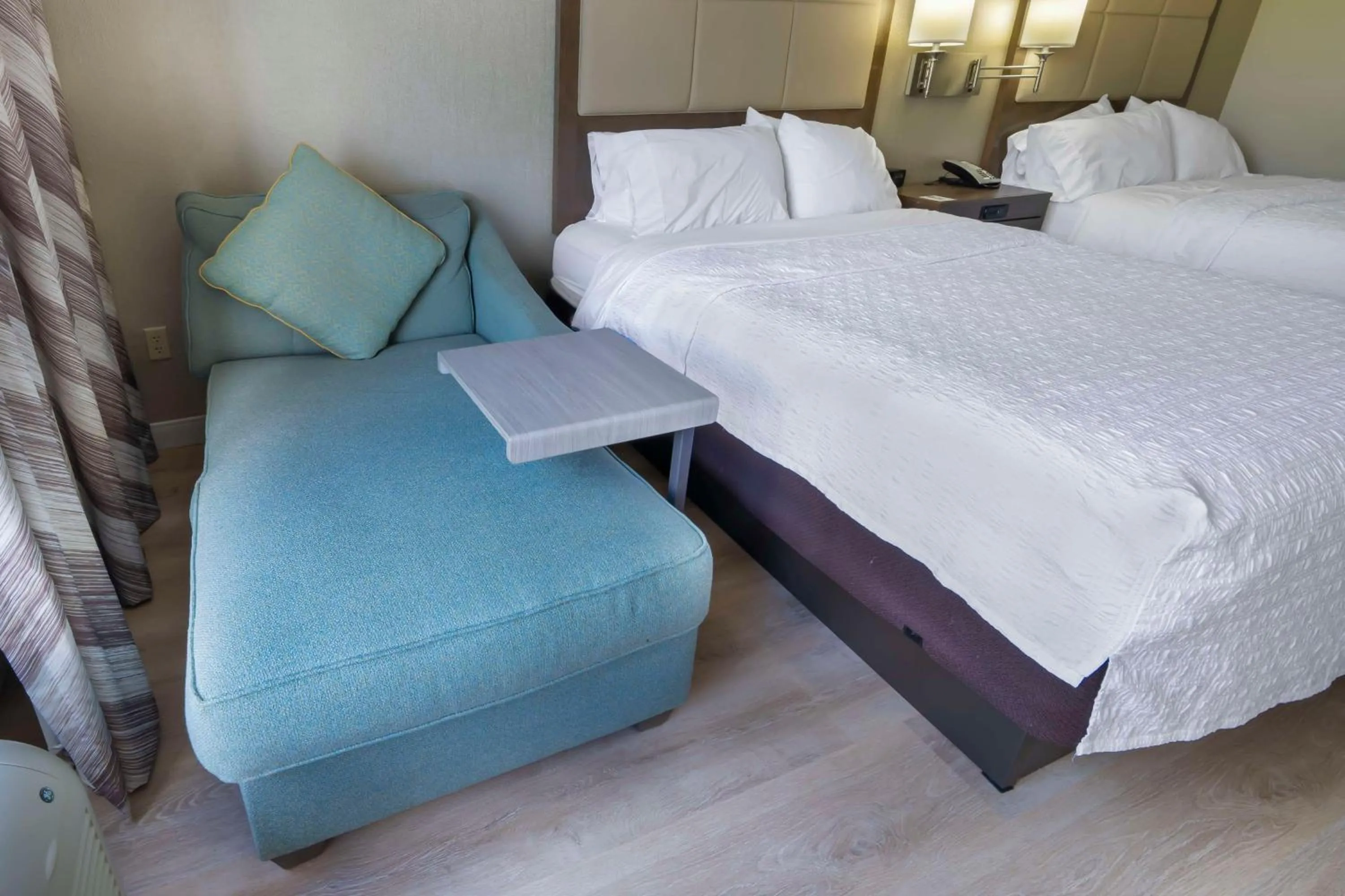 Living room, Bed in Hampton Inn Jacksonville South/I-95 at JTB