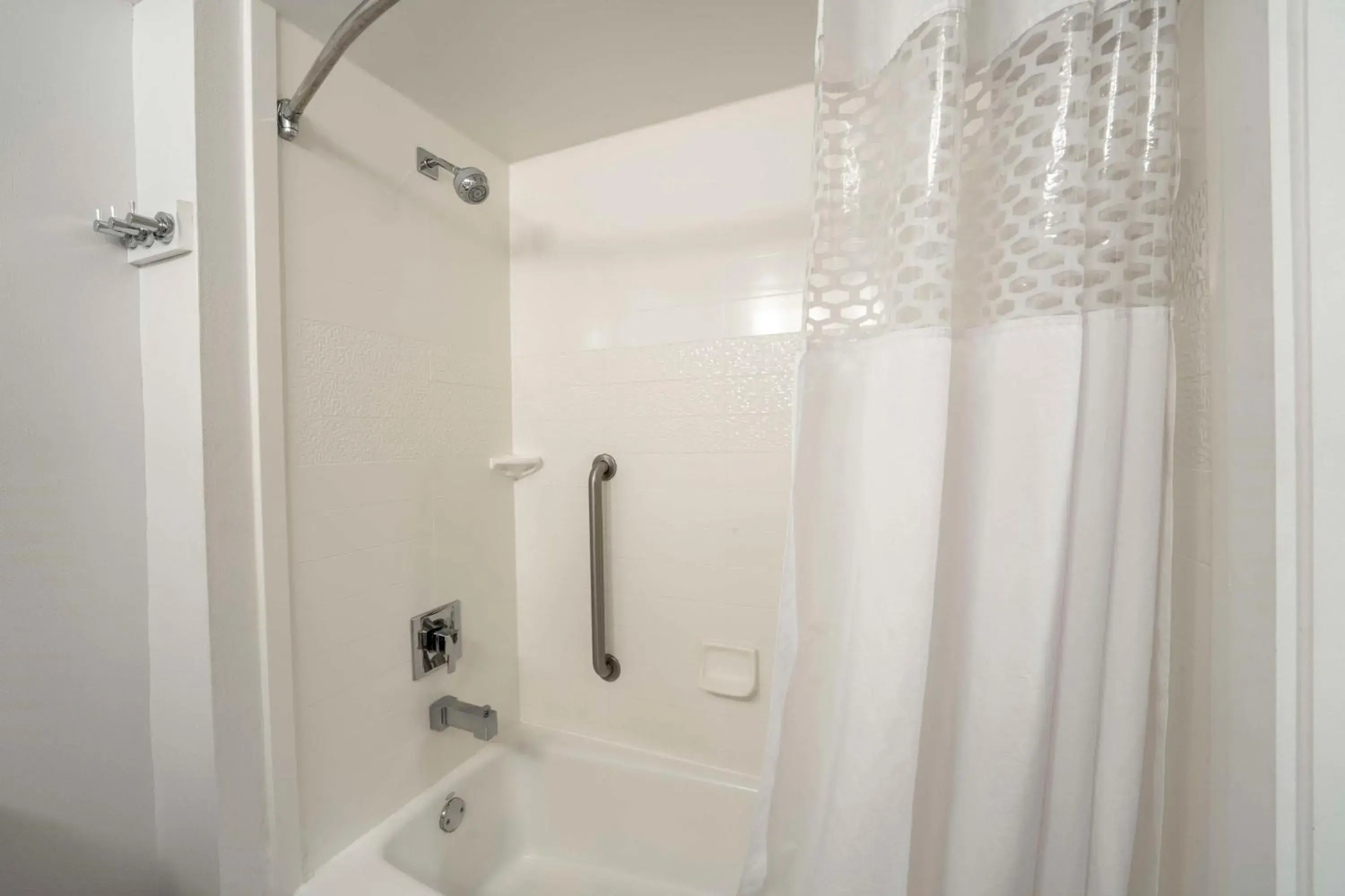 King Room with Accessible Tub - Mobility and Hearing Access/Non-Smoking in Hampton Inn Jacksonville South/I-95 at JTB King Room with Accessible Tub - Mobility and Hearing Access/Non-Smoking in Hampton Inn Jacksonville South/I-95 at JTB