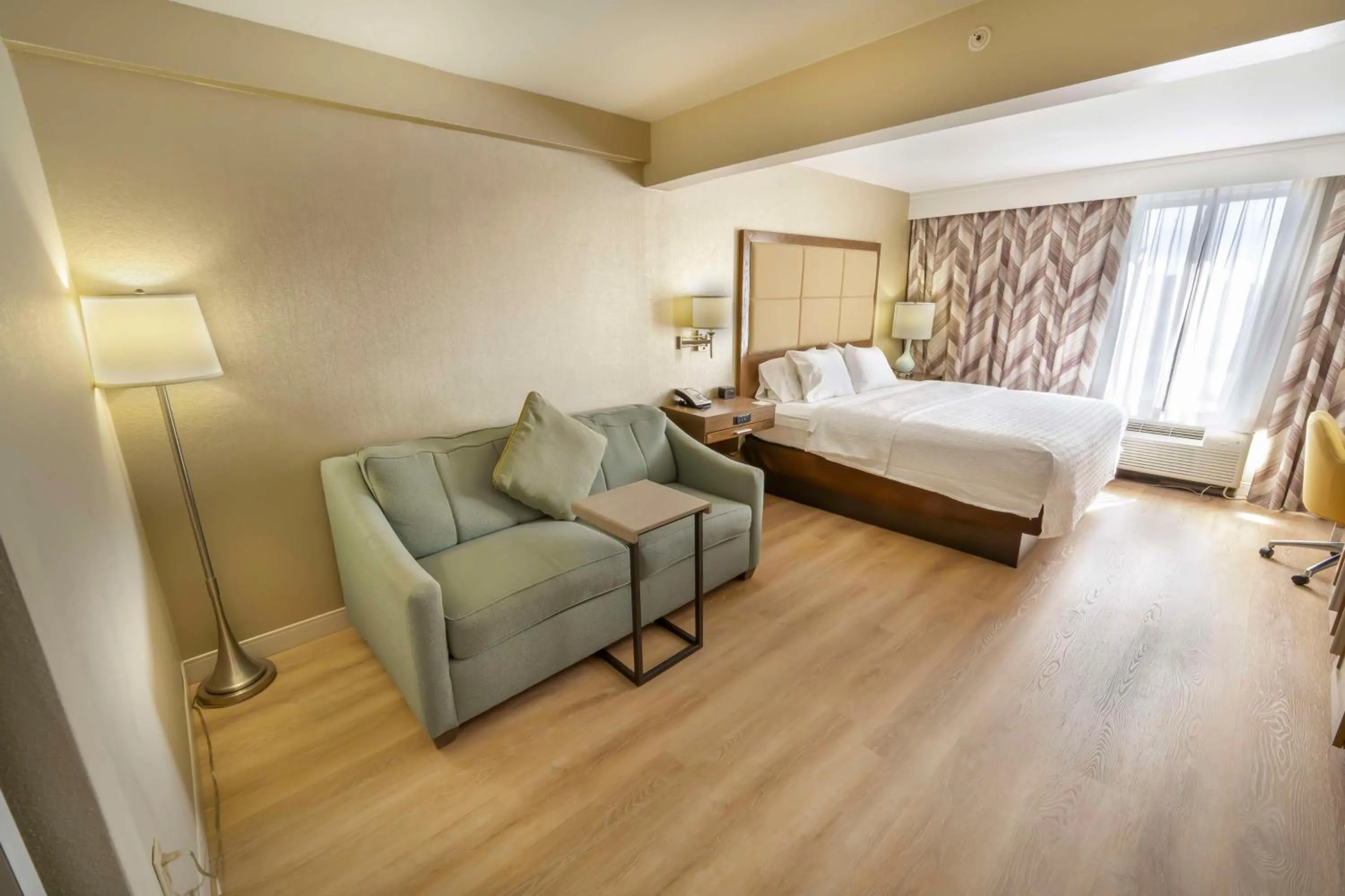 Living room, Bed in Hampton Inn Jacksonville South/I-95 at JTB