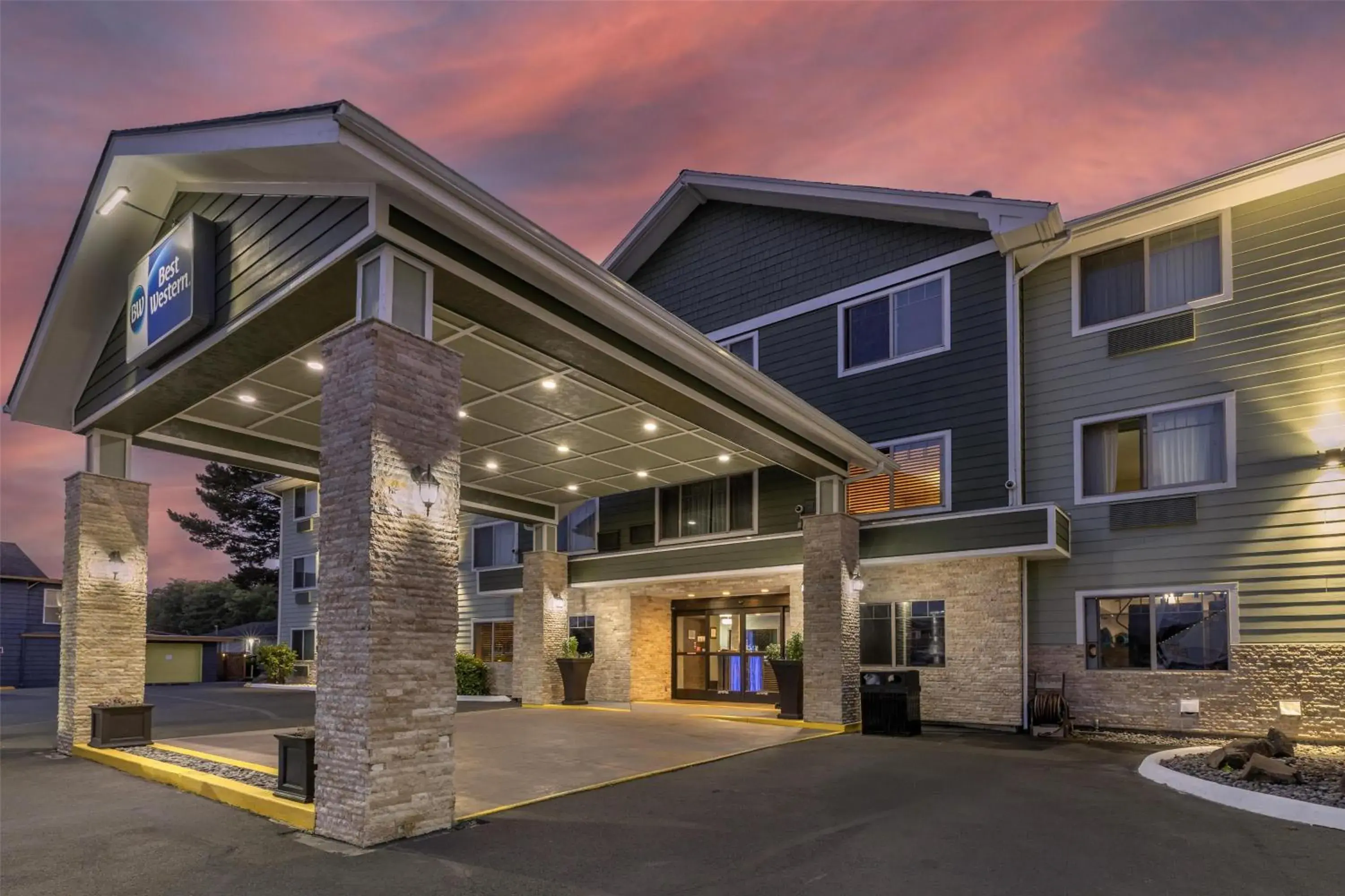 Property building in Best Western Long Beach Inn Property building in Best Western Long Beach Inn