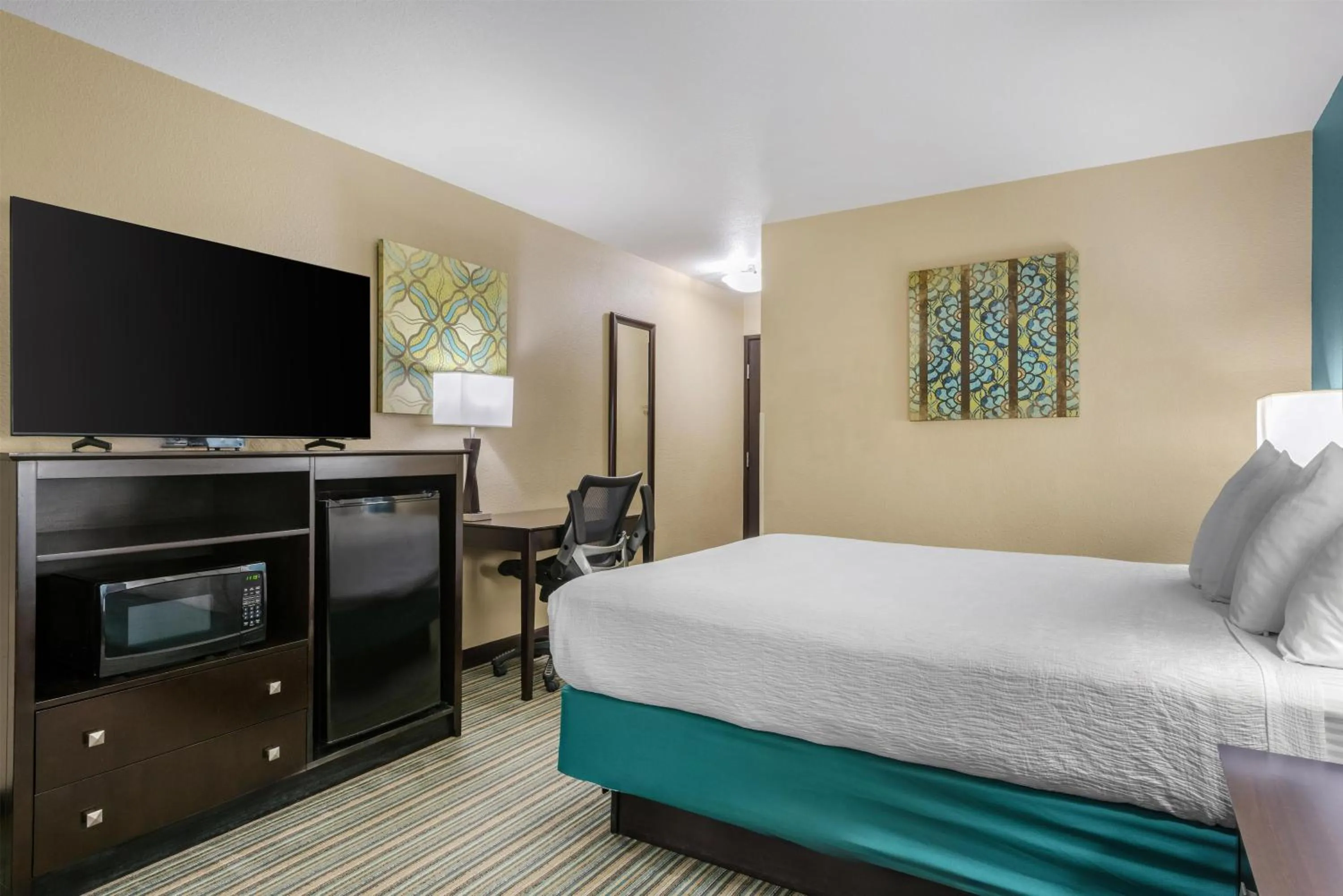 Bedroom, Bed in Best Western Long Beach Inn