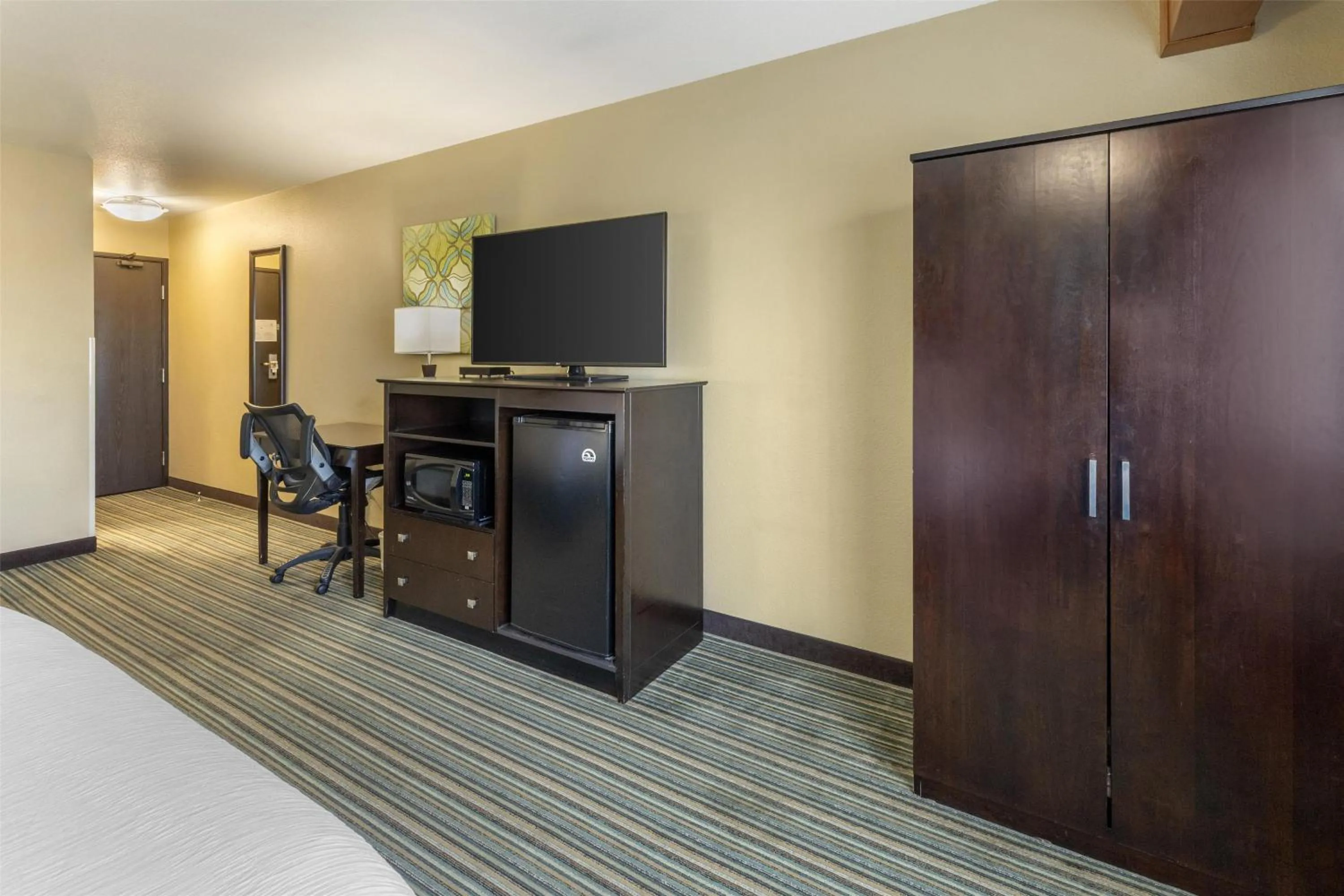 Bedroom in Best Western Long Beach Inn