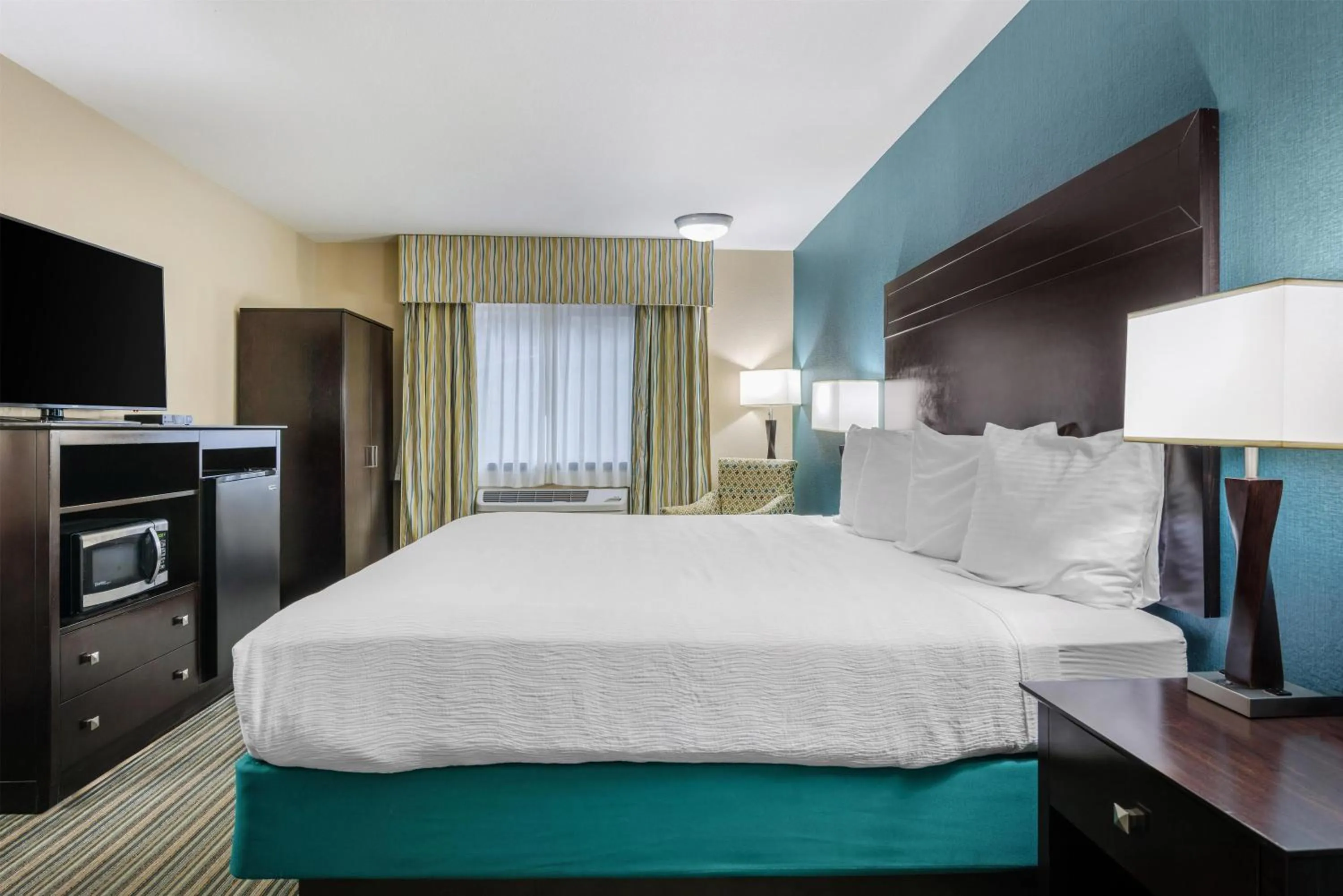 Bedroom, Bed in Best Western Long Beach Inn