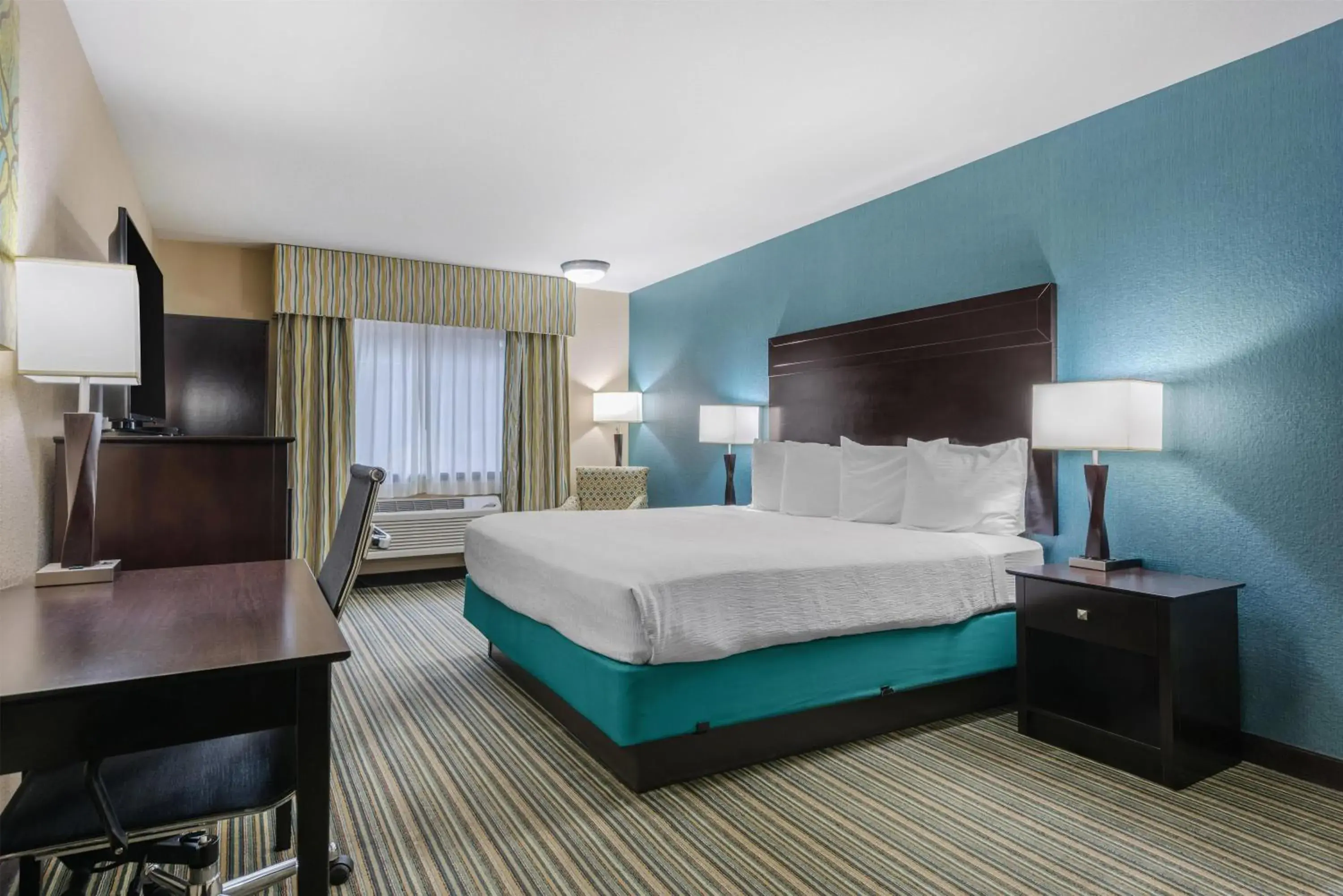 Bedroom, Bed in Best Western Long Beach Inn Bedroom, Bed in Best Western Long Beach Inn